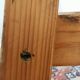 Tabouret de bar vintage en bois : assise en cuir noir, style bistrot des années 50