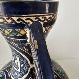 Vase à deux anses et panse aplatie, en faïence polychrome Signature sous la