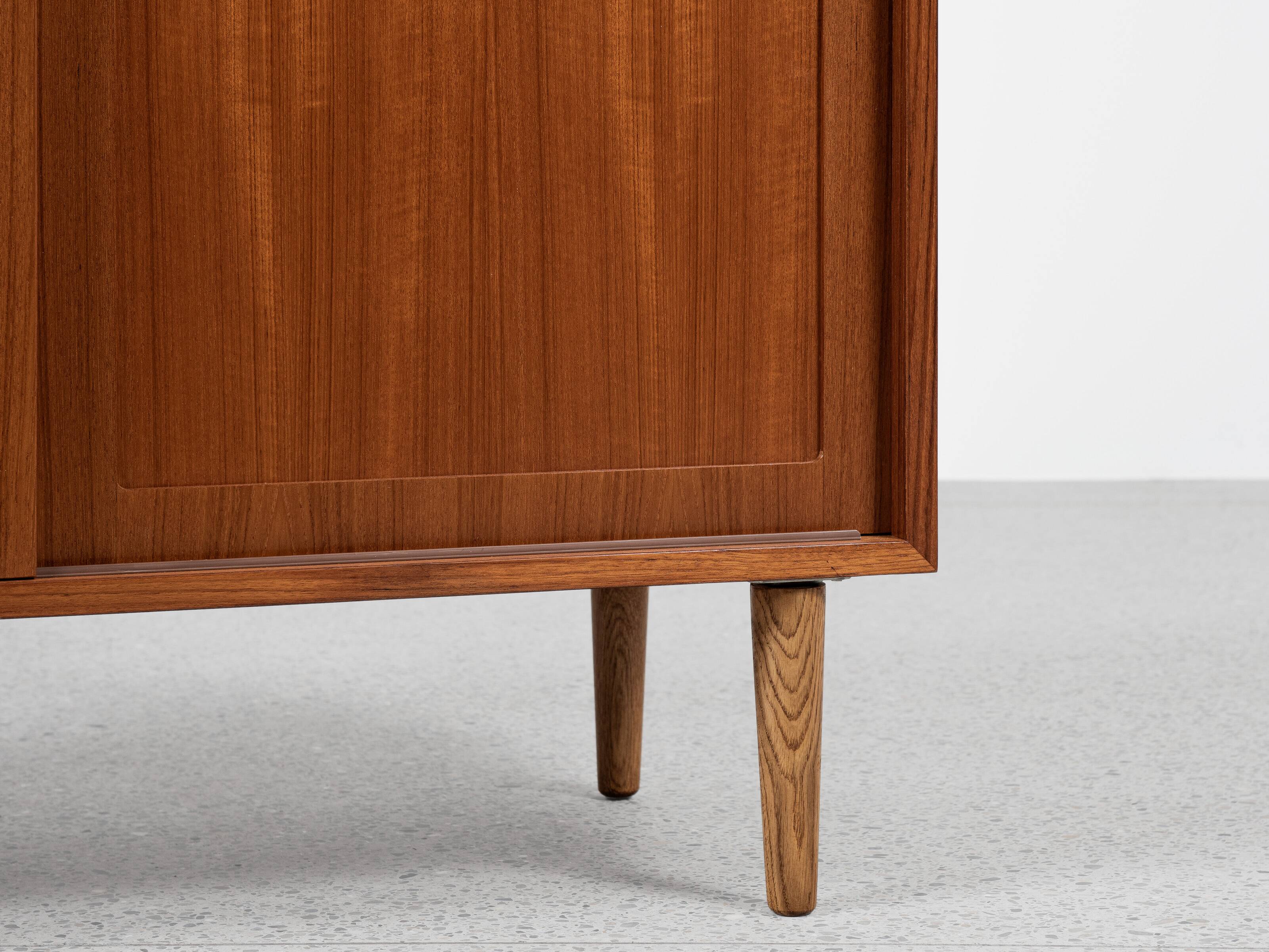 Small Danish sideboard in teak by Hundevad 1960s - 108 cm