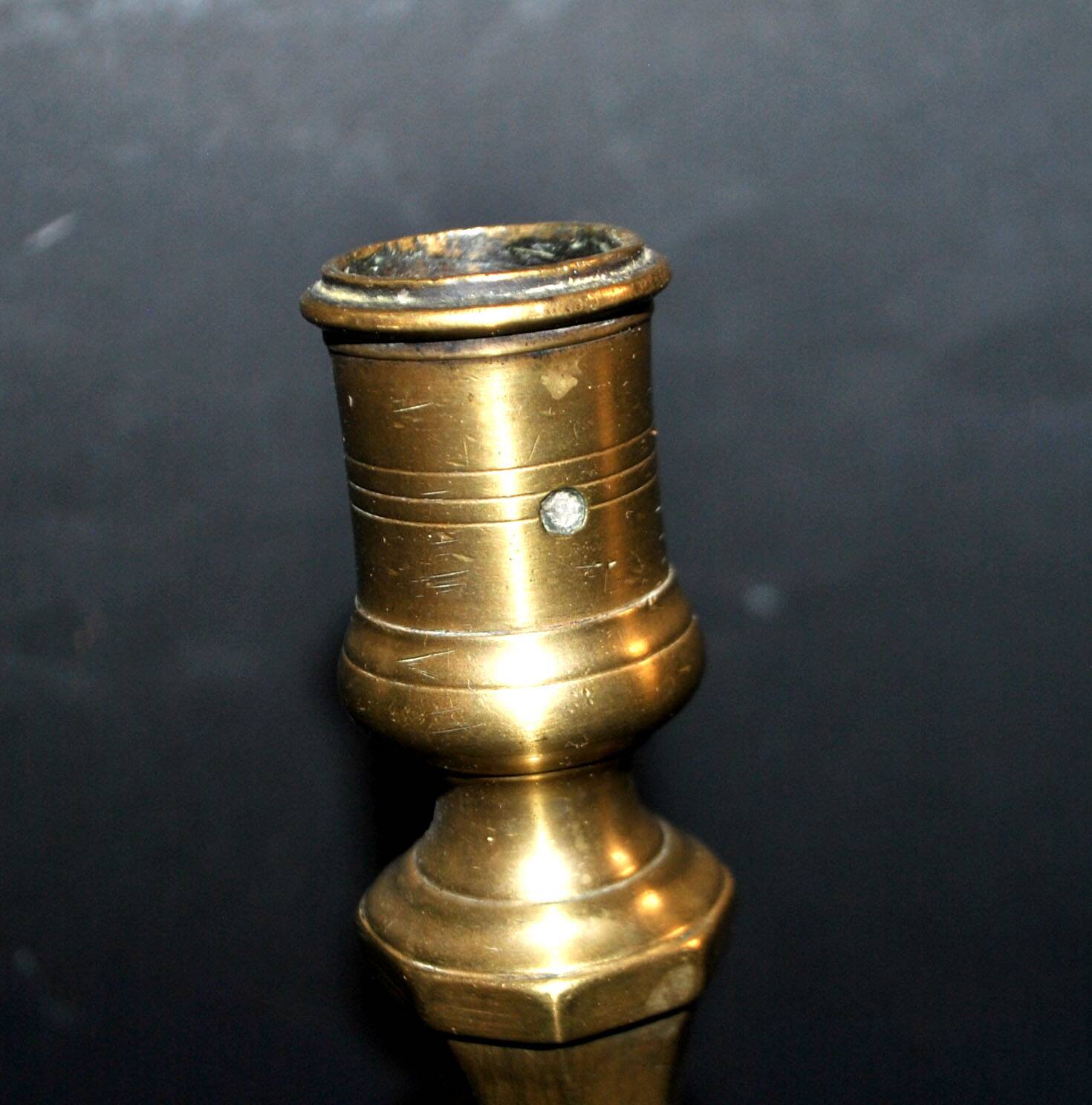 Antique octagonal candlestick in Regency bronze from the 19th century.