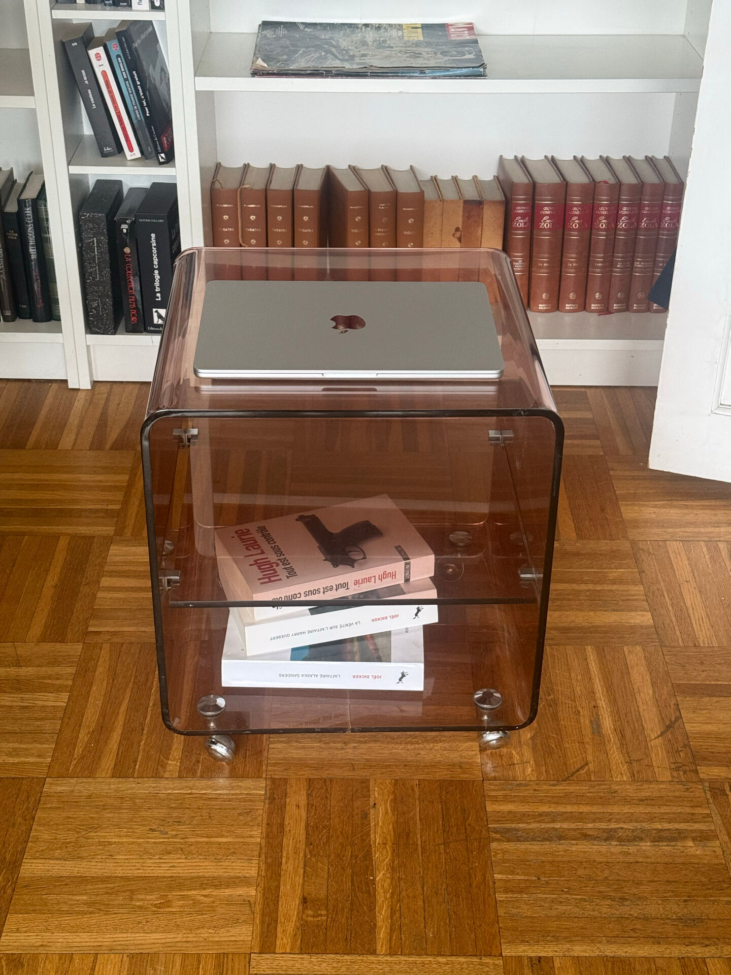 Table basse Michel Dumas en Plexiglas fumé 