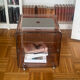 Table basse Michel Dumas en Plexiglas fumé 