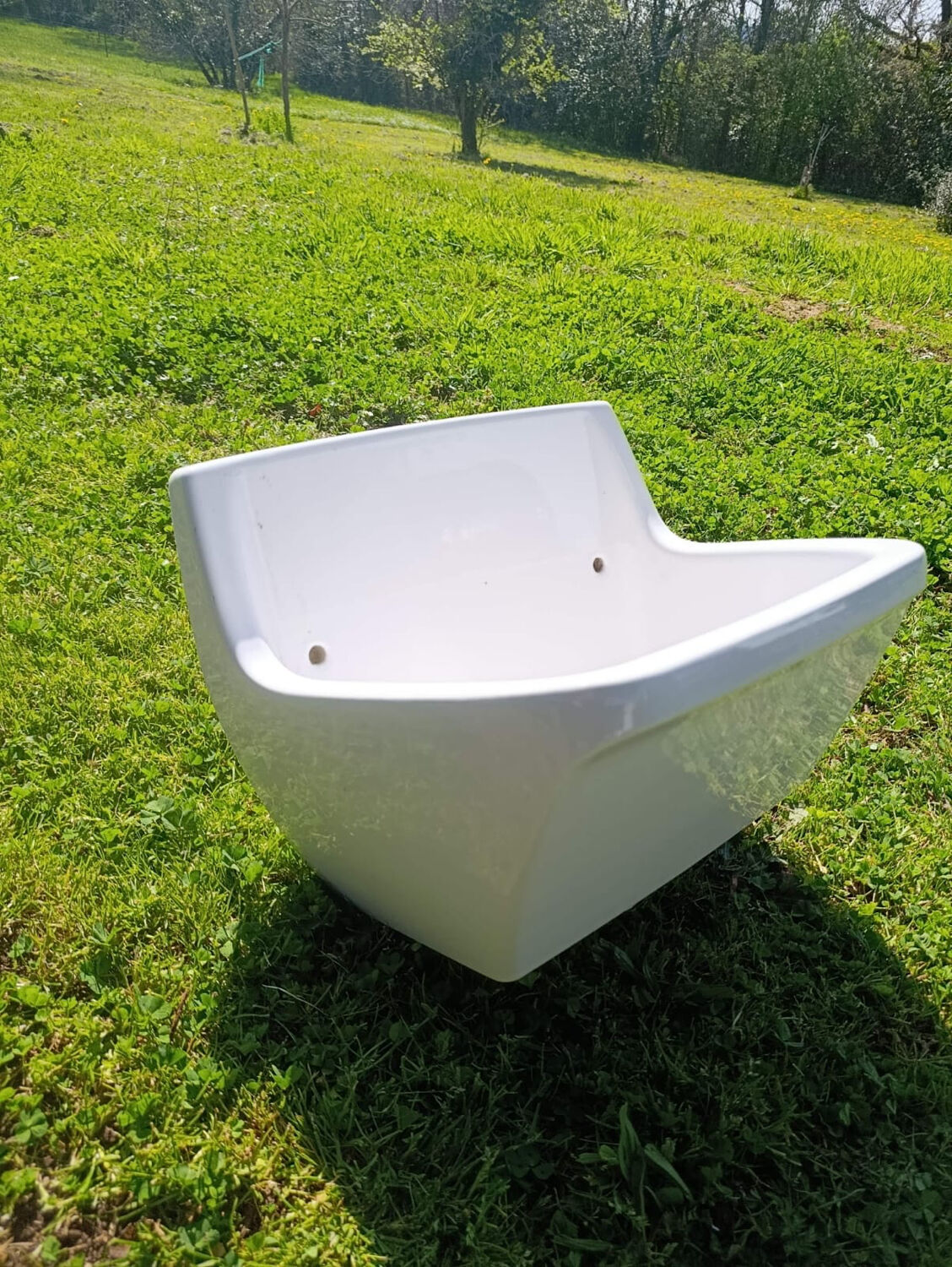 Art Deco bathtub from the 1930s and washbasin.