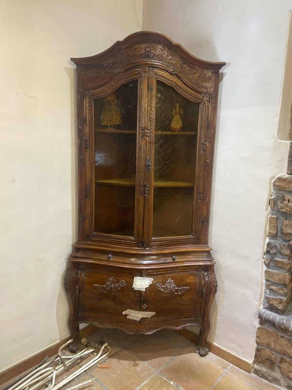 Encoignure vitrée deux-corps de style Louis XV en bois sculpté – Début XXe