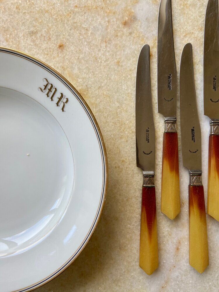 11 amber knives
