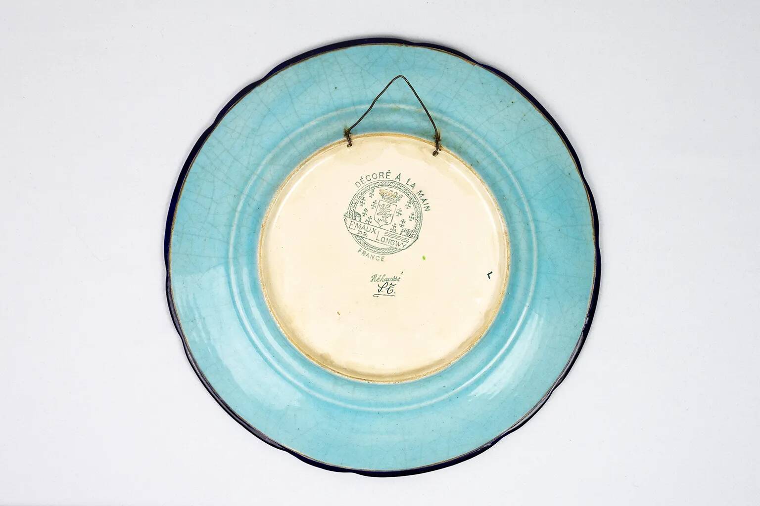 Assiette Longwy 1930 – Émaux à décor d’oiseaux et fleurs oranges