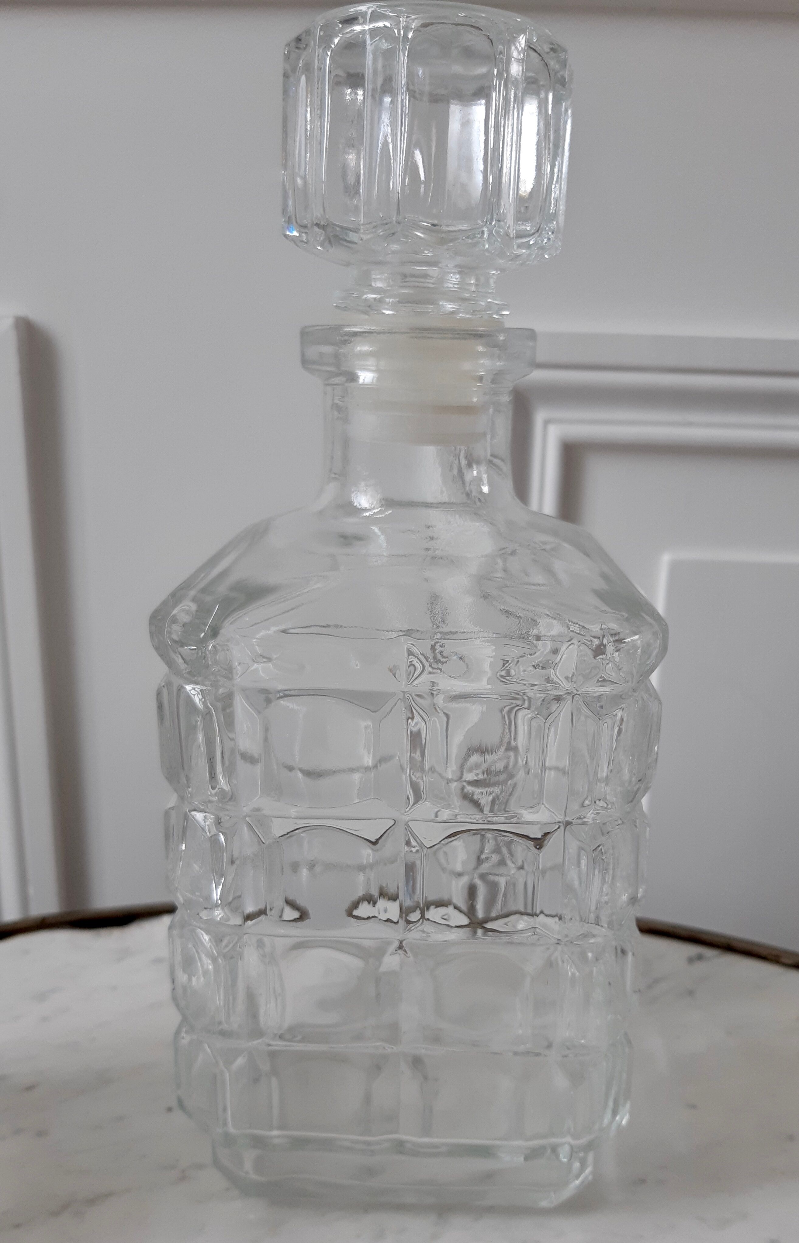 Lot of 6 whiskey glasses and carafe
