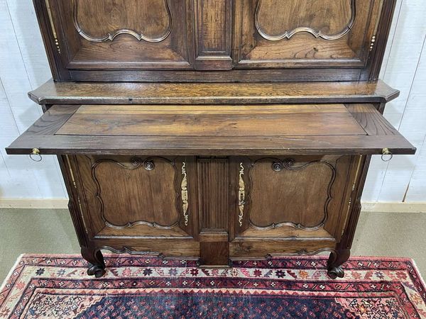 Buffet 2 corps en chêne et châtaignier, travail breton, fin 18ème
