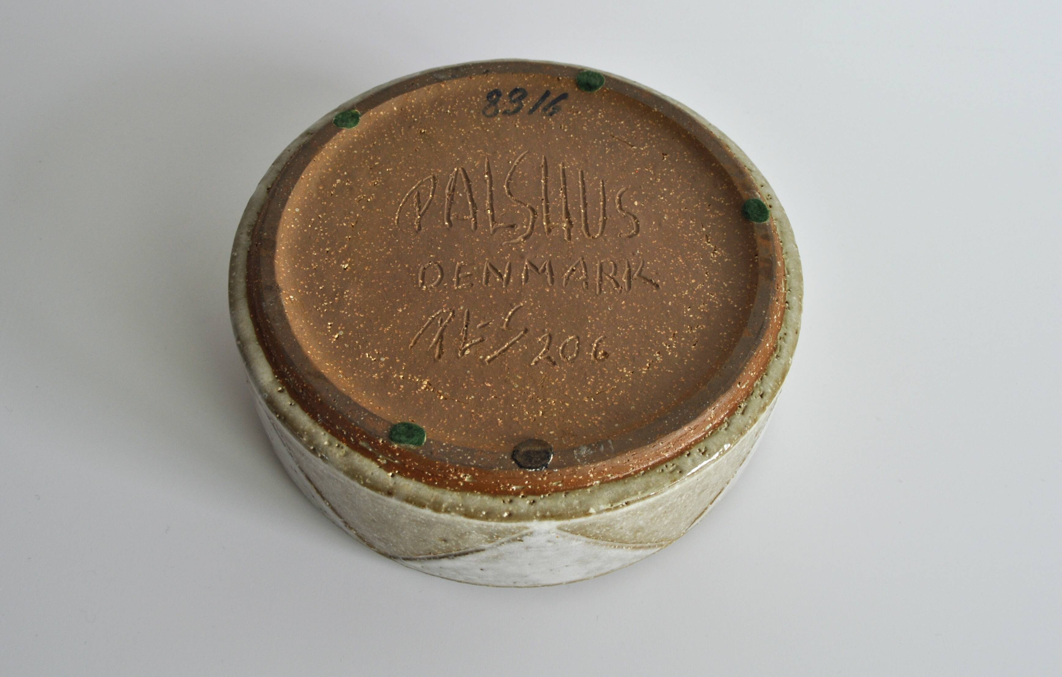 Danish ceramic bowl in white and beige-brown earth tones by Palshus, Denmar