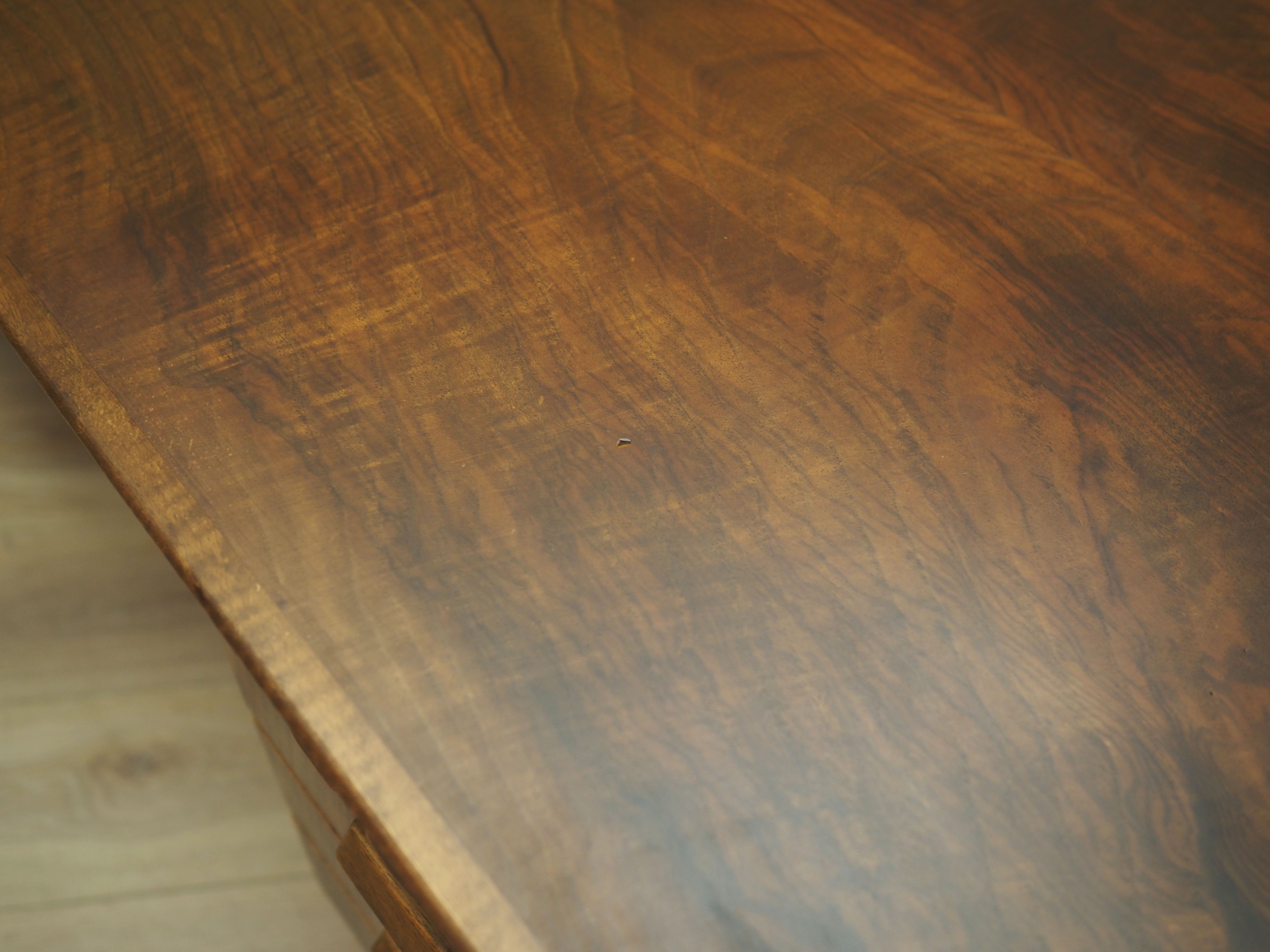 Bureau en noyer, design danois, années 1970, production: Danemark