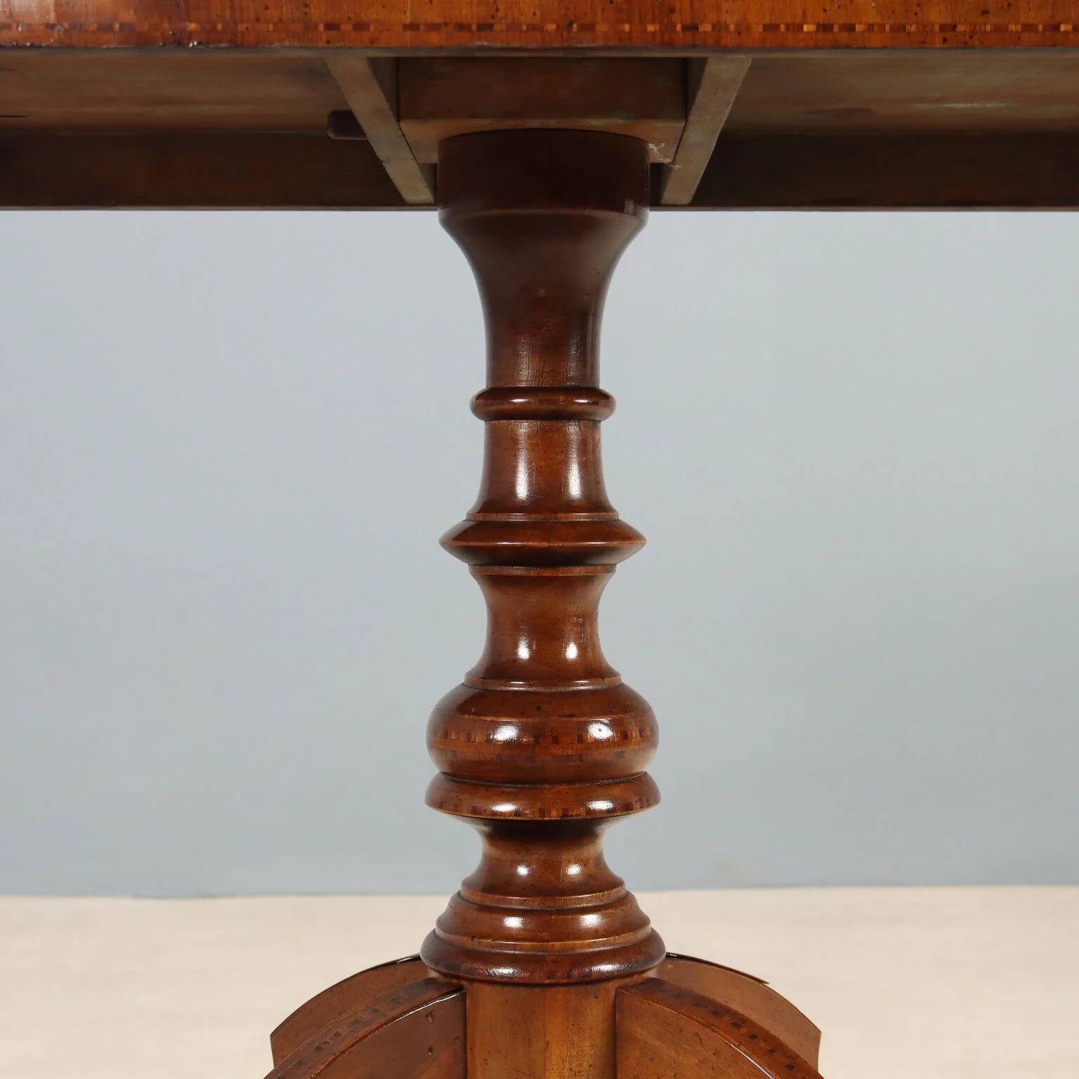Petite table ancienne en noyer avec incrustations, Italie, XXe siècle