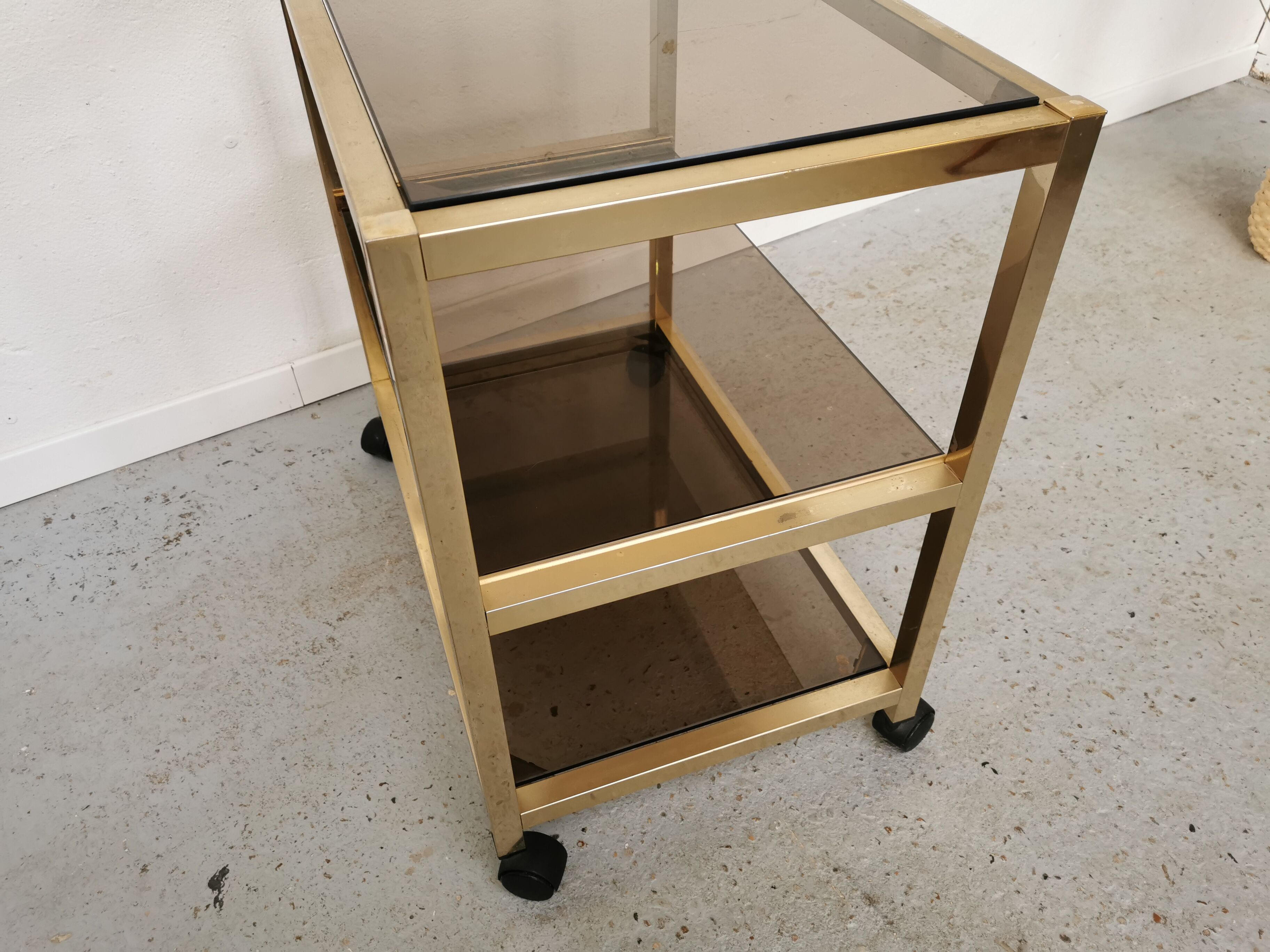 Serving table in brass and glass
