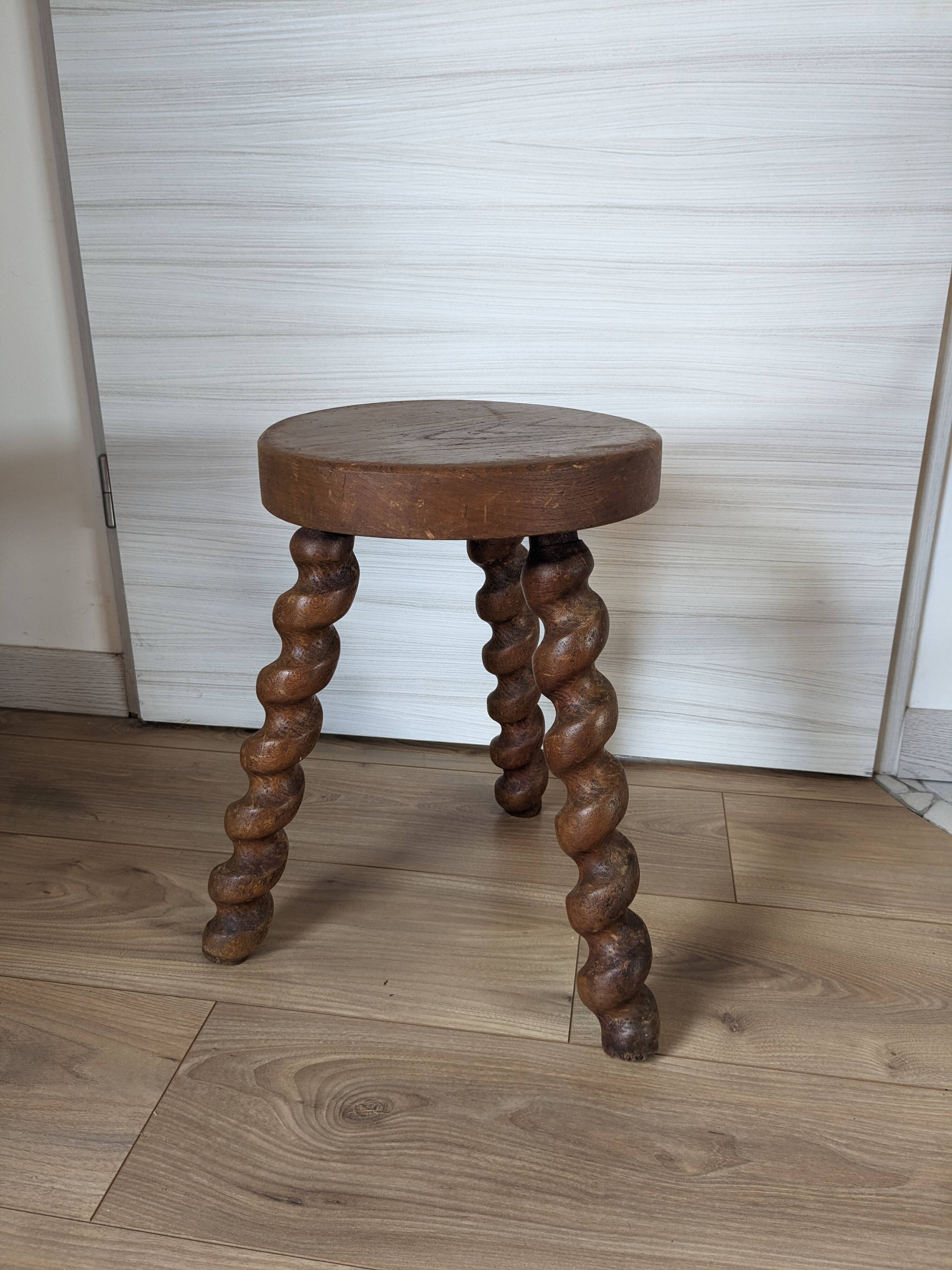 Tabouret de ferme tripode à pieds torsadés