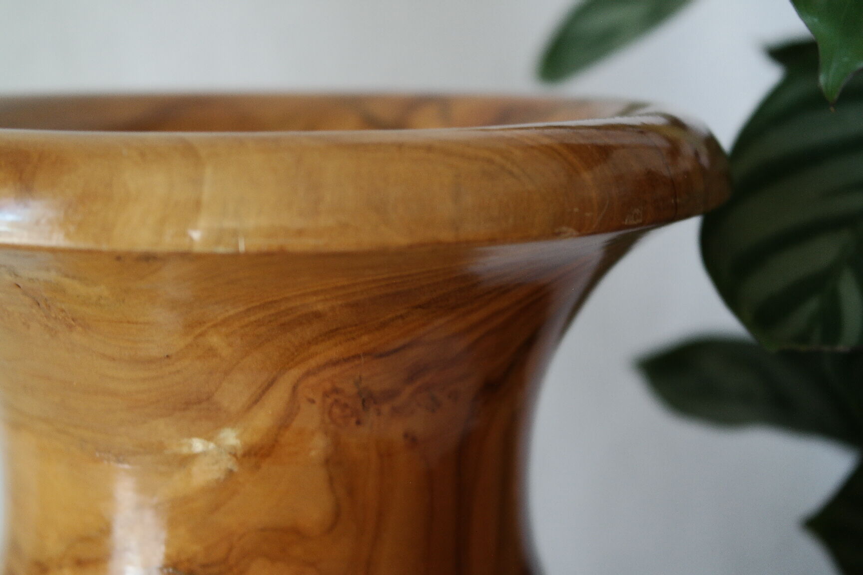 Vase artisanal en bois tourné d'olivier vernis
