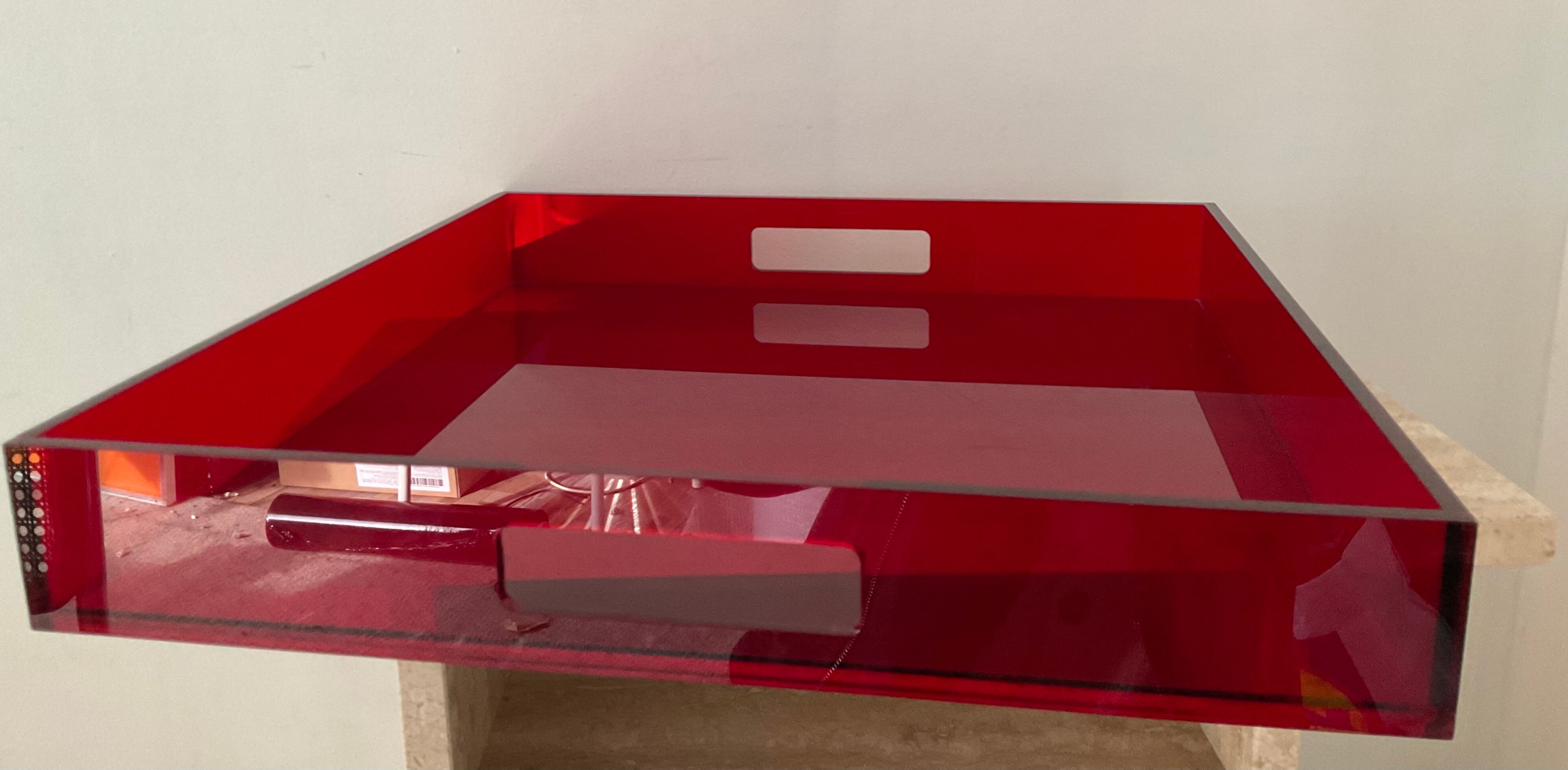 Design top in red plexiglass
