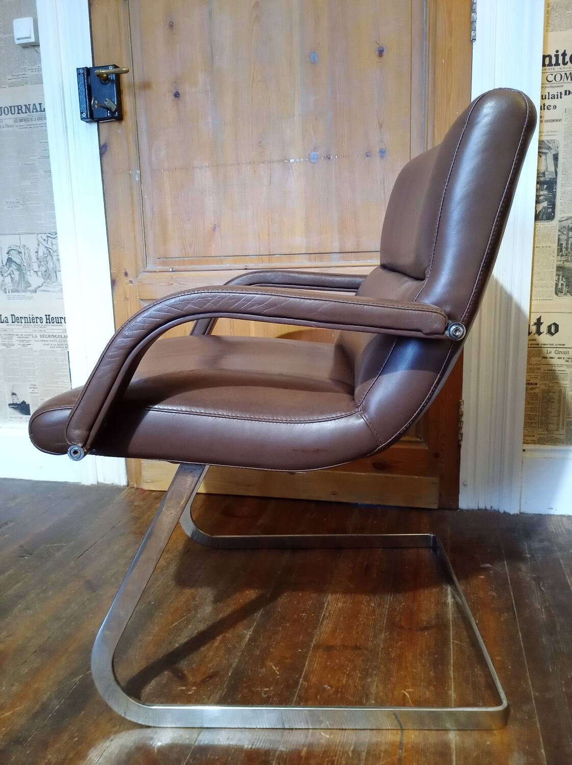 Deux fauteuils cuir et chrome 1970