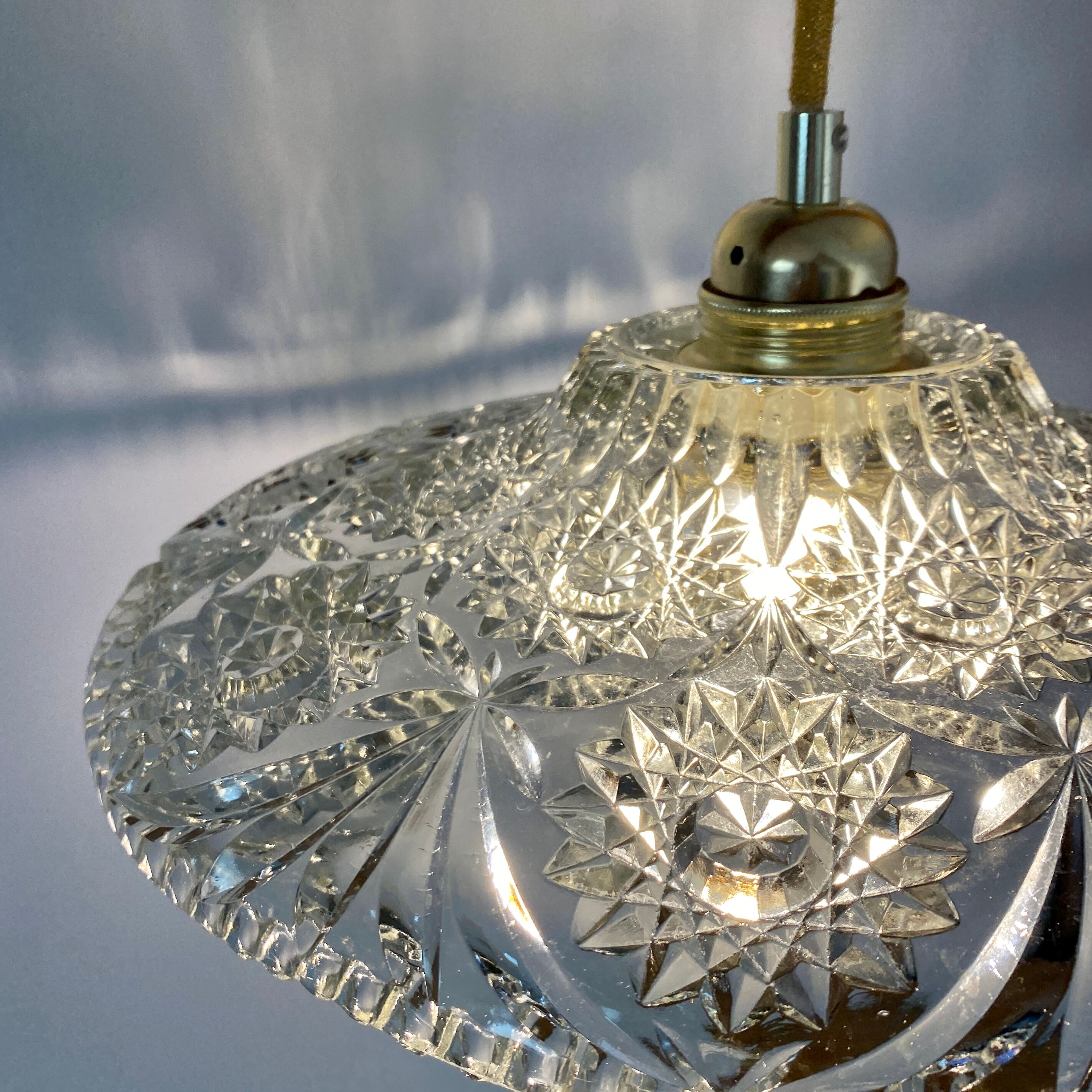Suspension abat-jour vintage en verre ciselé