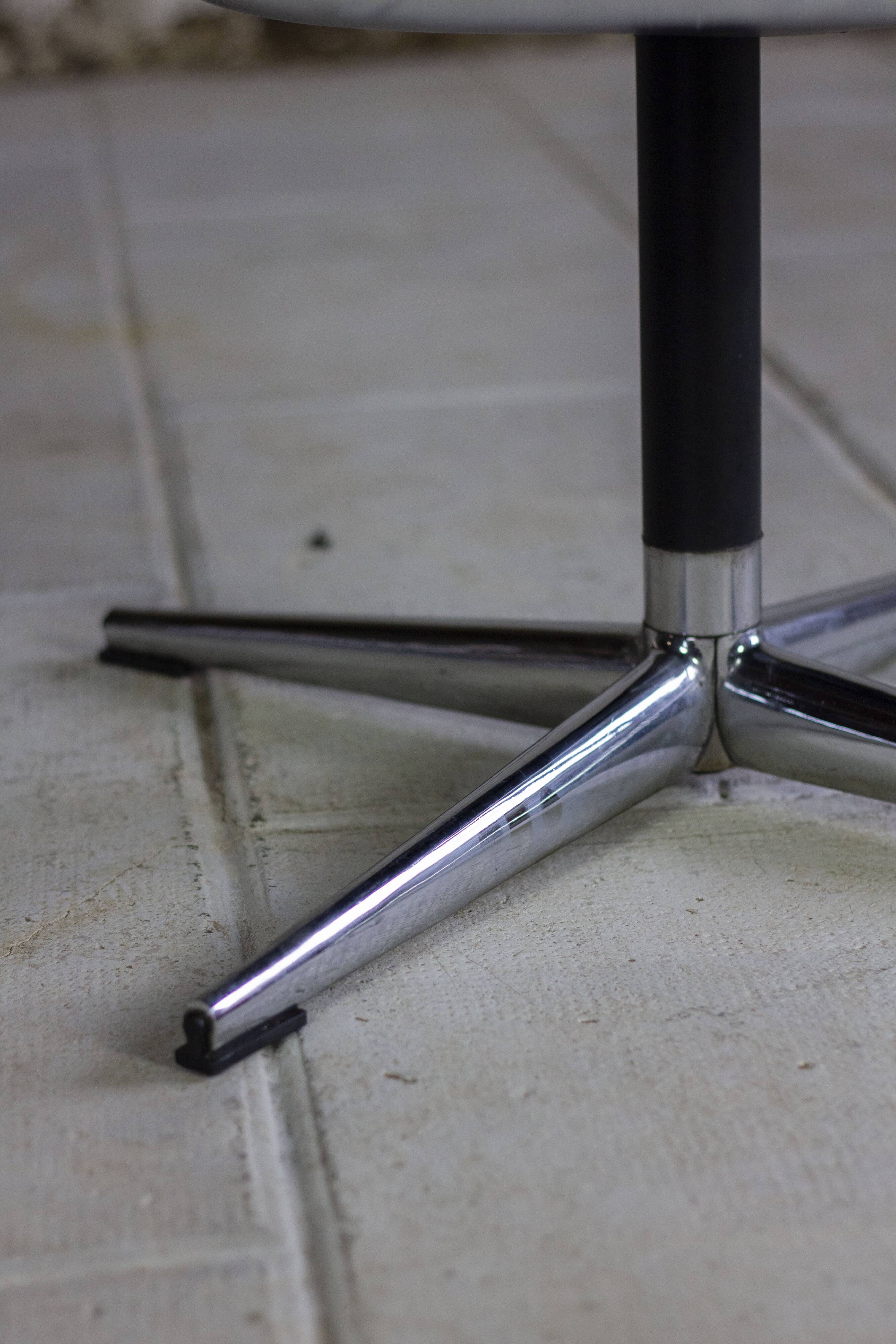 Black leather office chair by Charles Pollock for Knoll