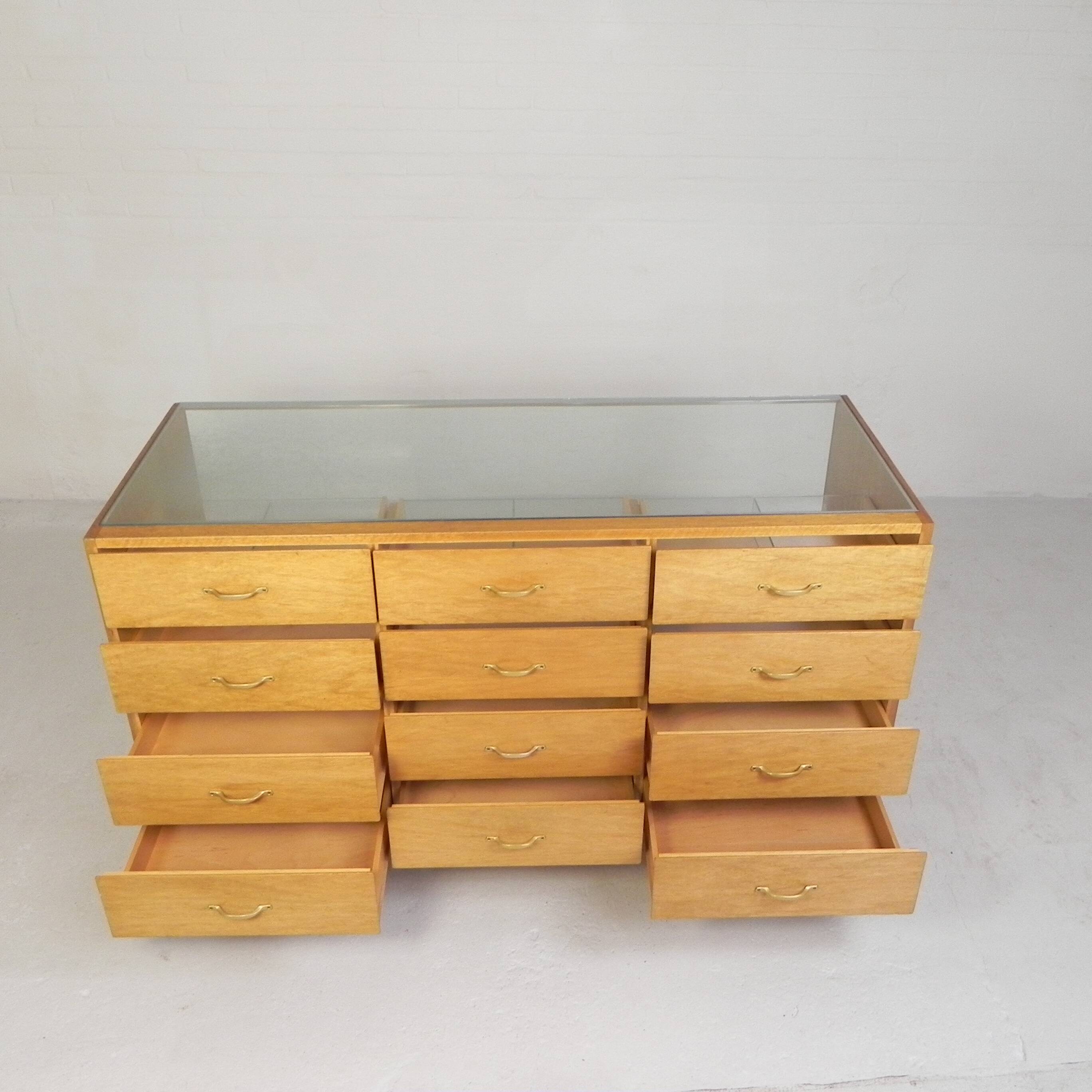 Counter, display case by Ladenbau Brixius, 150 cm long, 1950s.