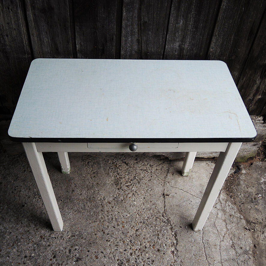 Ancienne table d’appoint en bois laqué blanc et formica vert d’eau