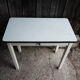 Ancienne table d’appoint en bois laqué blanc et formica vert d’eau