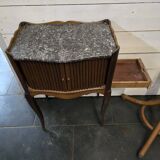 Table de chevet à rideau style Louis XV en merisier
