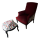 Fauteuil anglais rouge et son repose pied