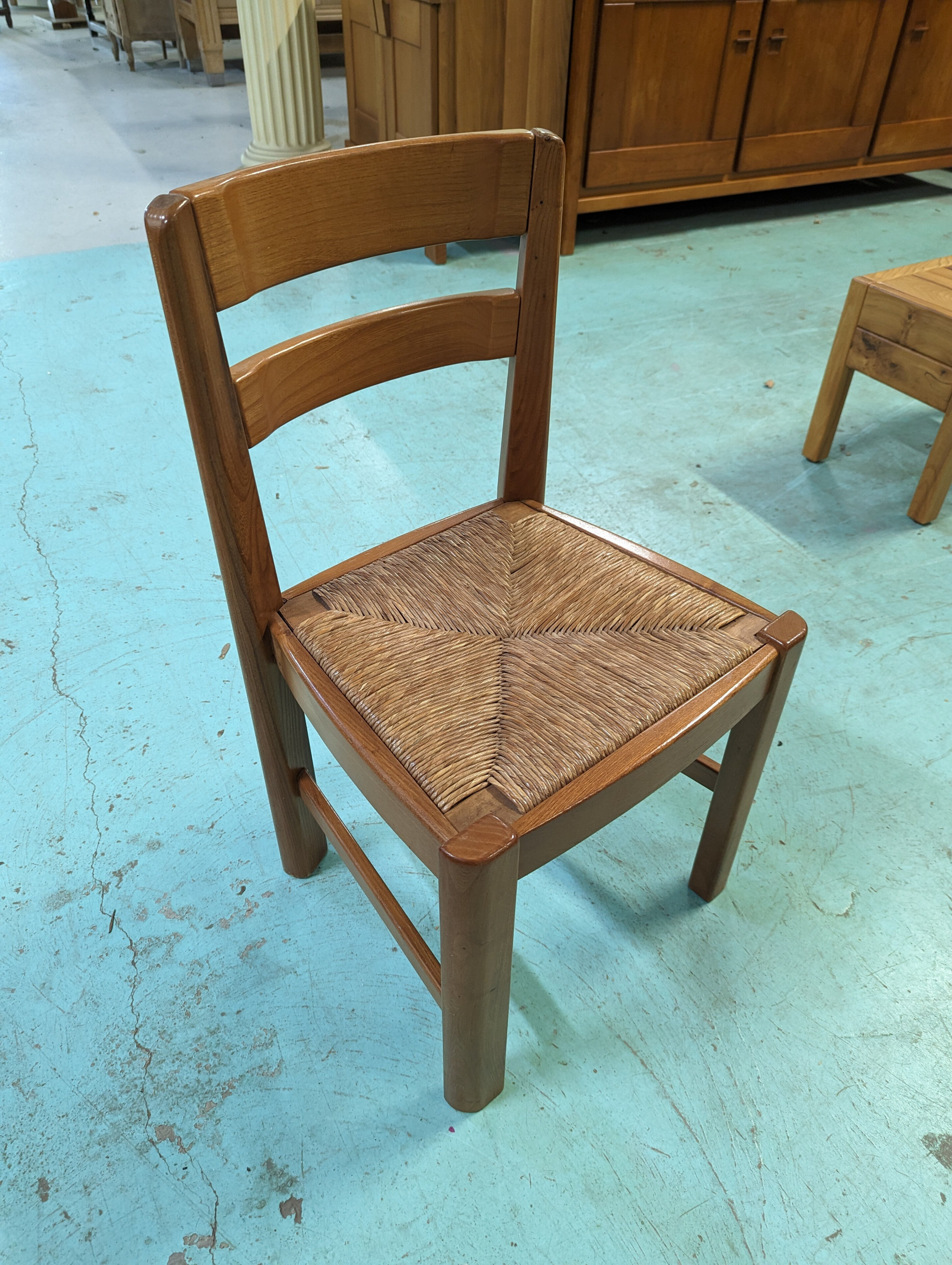 Regain house dining room in elm