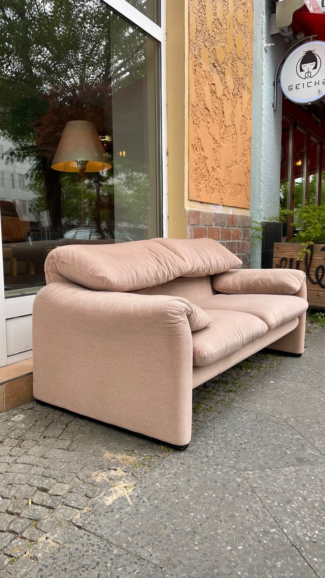 Maralunga sofa of cassina of the 80s design vico magistretti