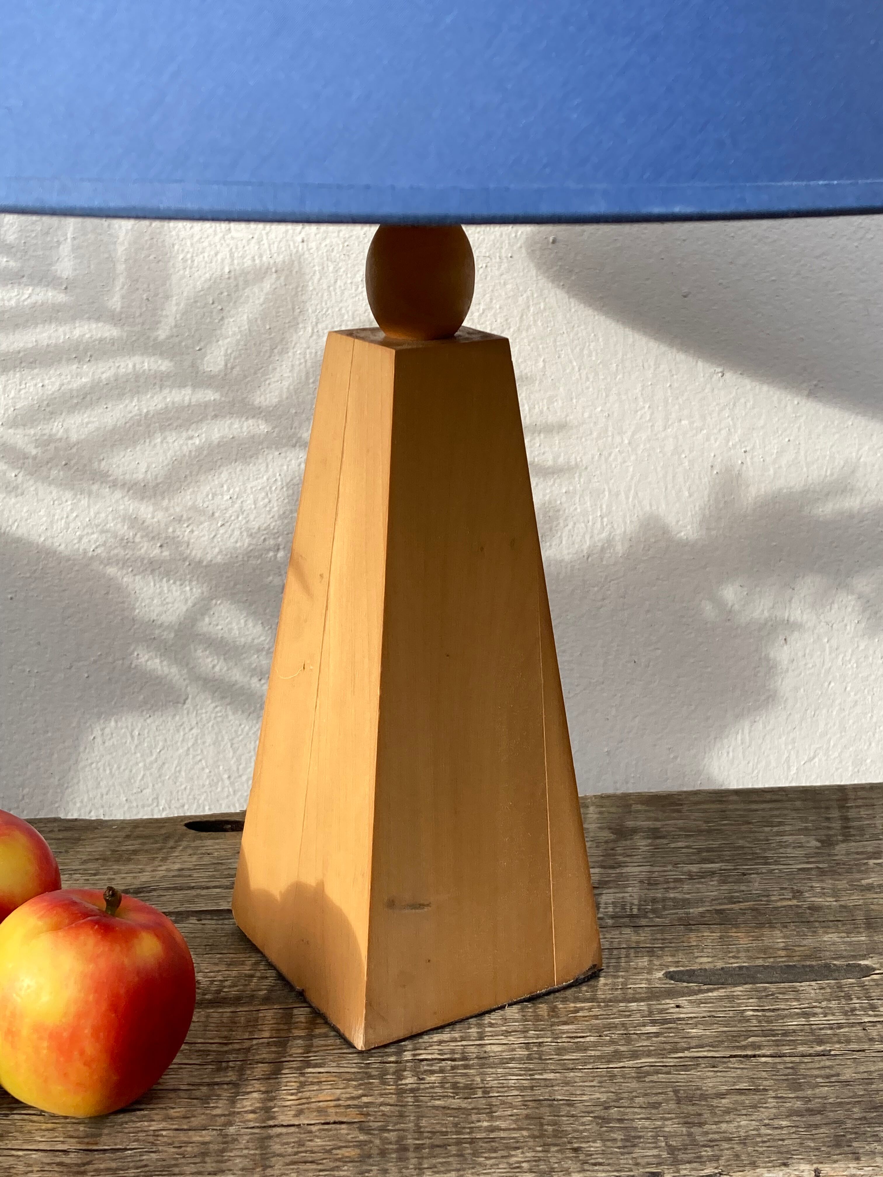 Lampe pyramide 80 en bois et abat jour bleu