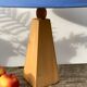 Lampe pyramide 80 en bois et abat jour bleu