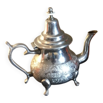 Théière traditionnelle en métal plaquée argent orientale sur pied