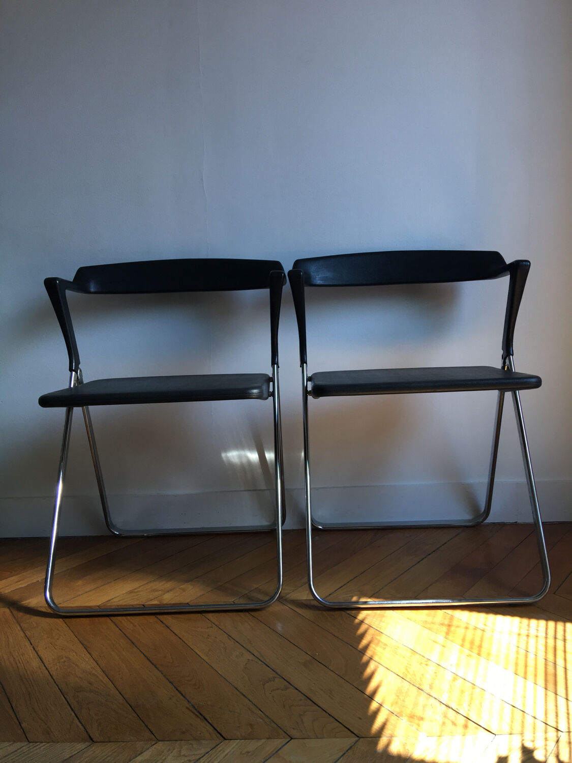 Arch folding chairs