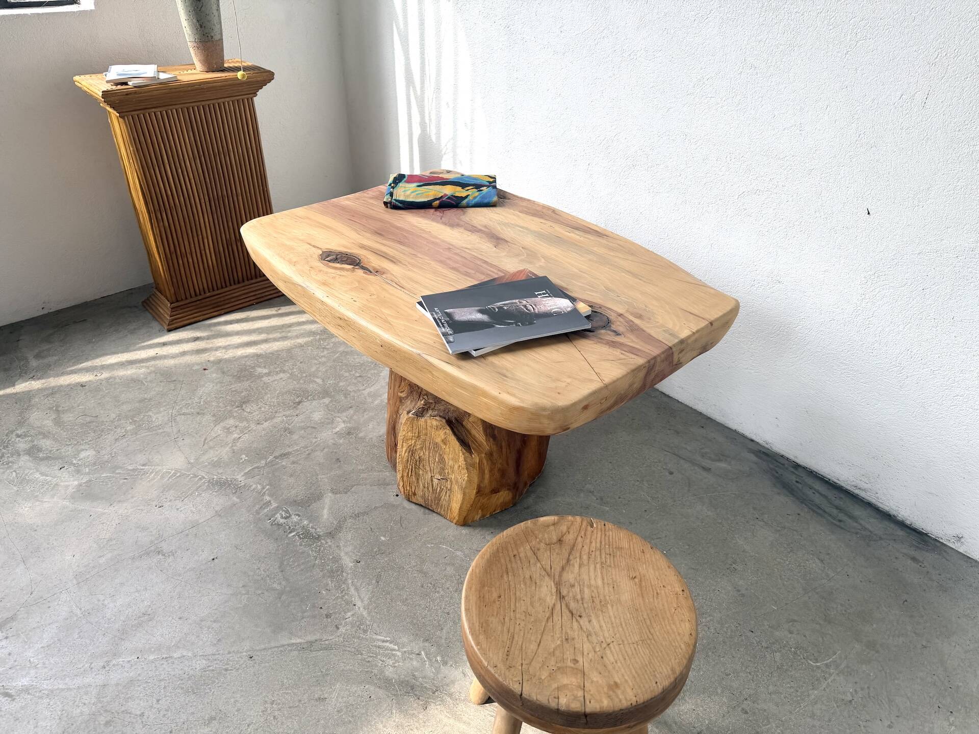 Organic brutalist coffee table in solid cedar, trunk pedestal, 1970s.
