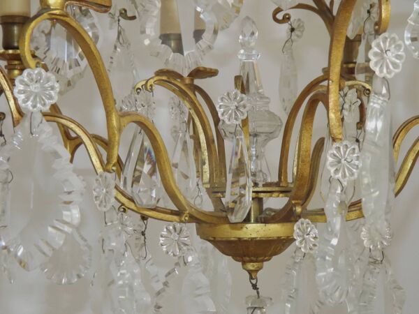 Grand lustre français Louis XV à 8 lumières en bronze doré, verre et cristal