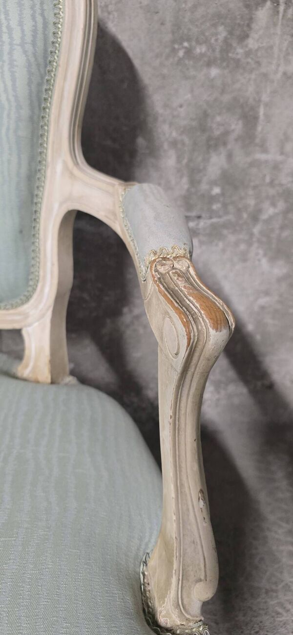 Paire de fauteuils style Louis XV en bois patiné, tissu bleu clair