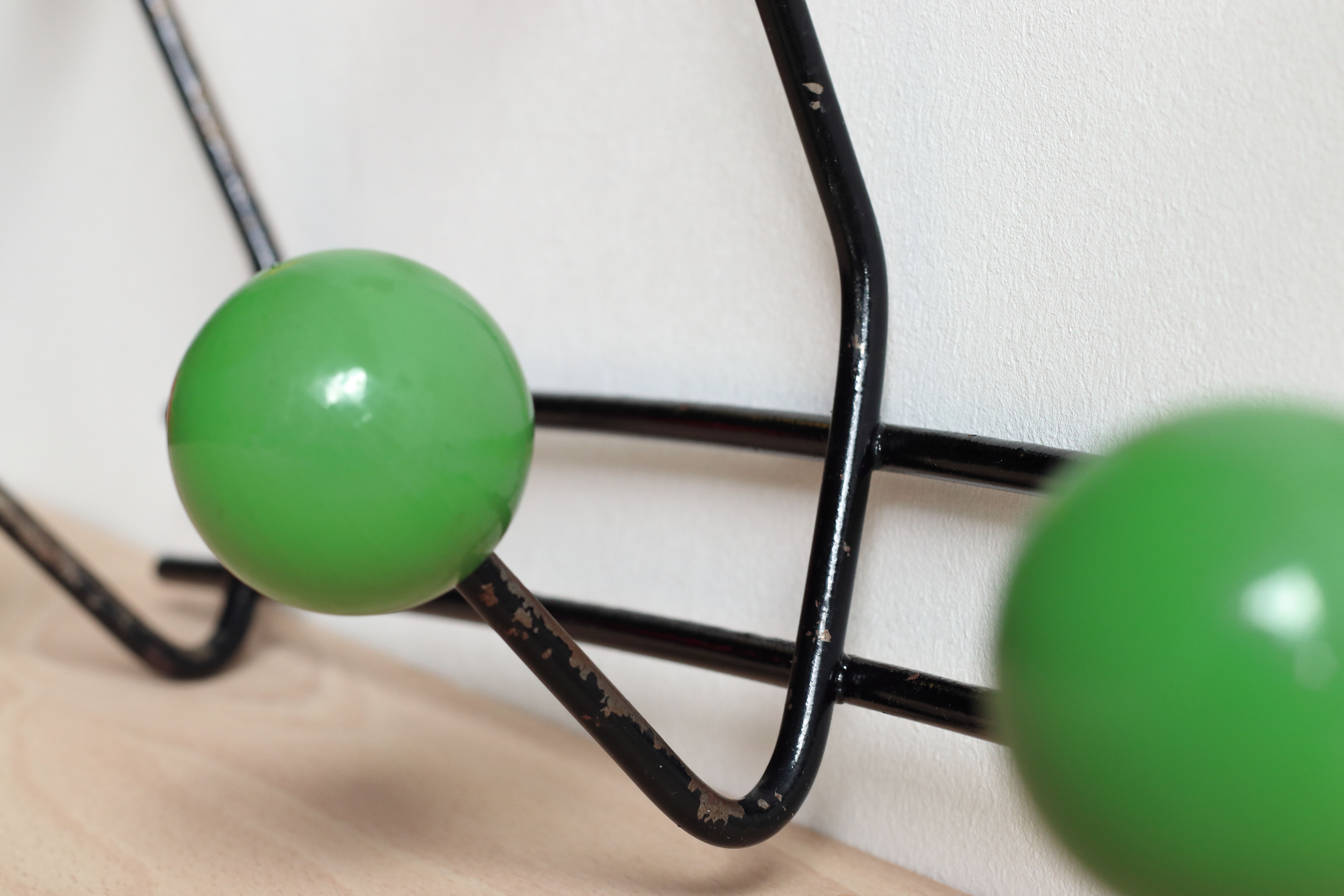 Wall coat holder years 60, 8 hooks wooden balls and lacquered metal