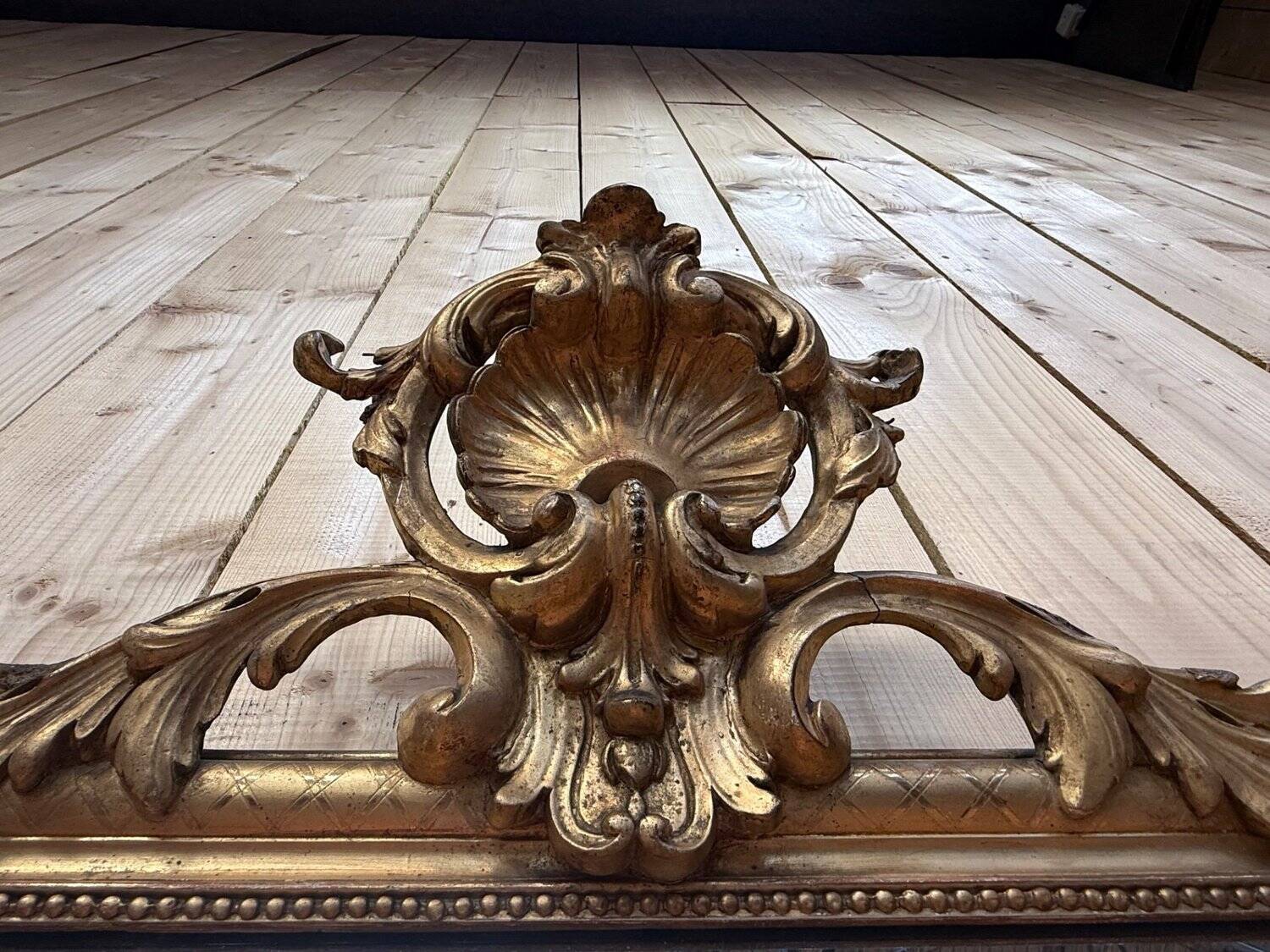 Mirror from the mid-19th century with a pediment — Louis-Philippe period — Gilded stucco wood