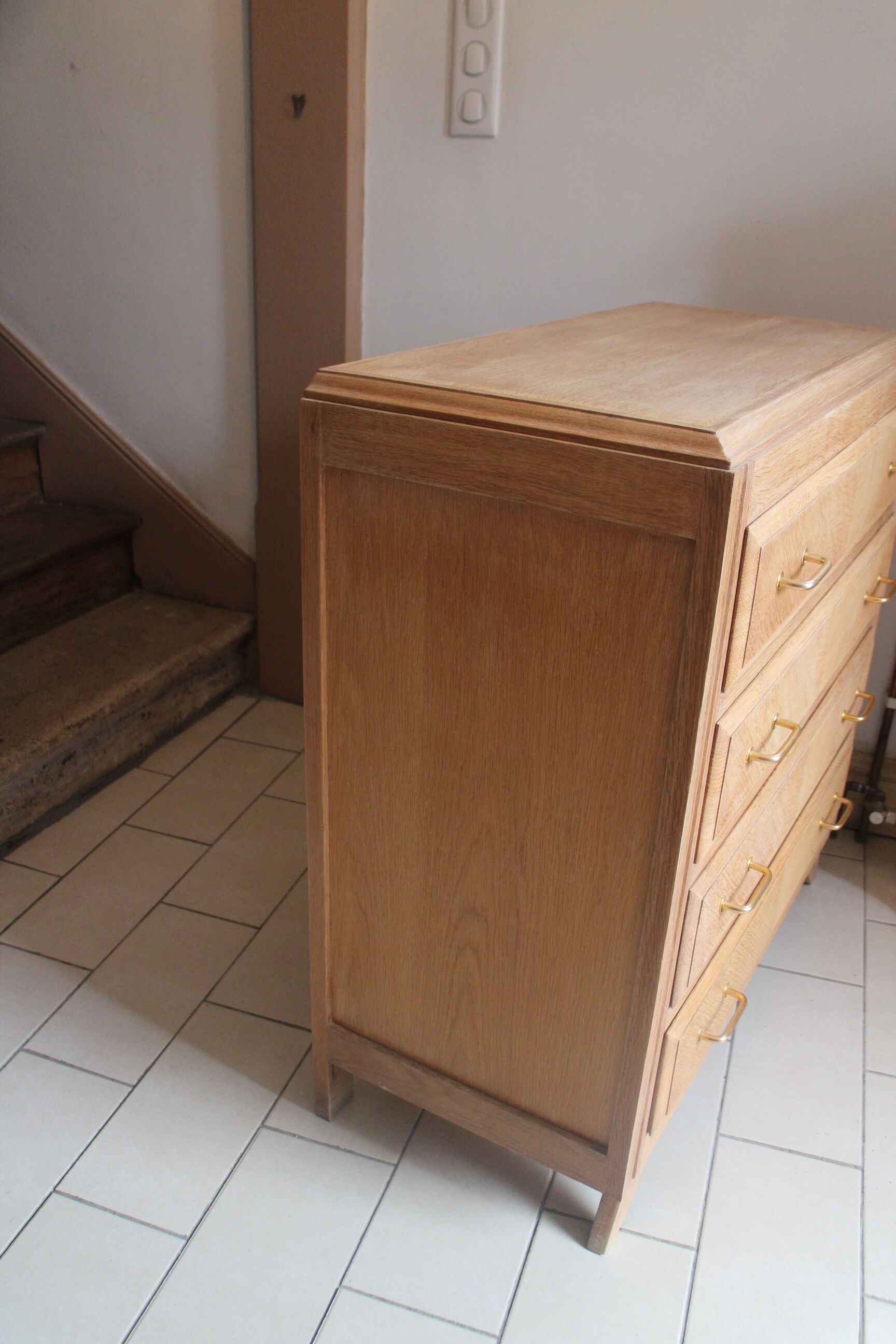 Commode aux pieds compas en bois brut