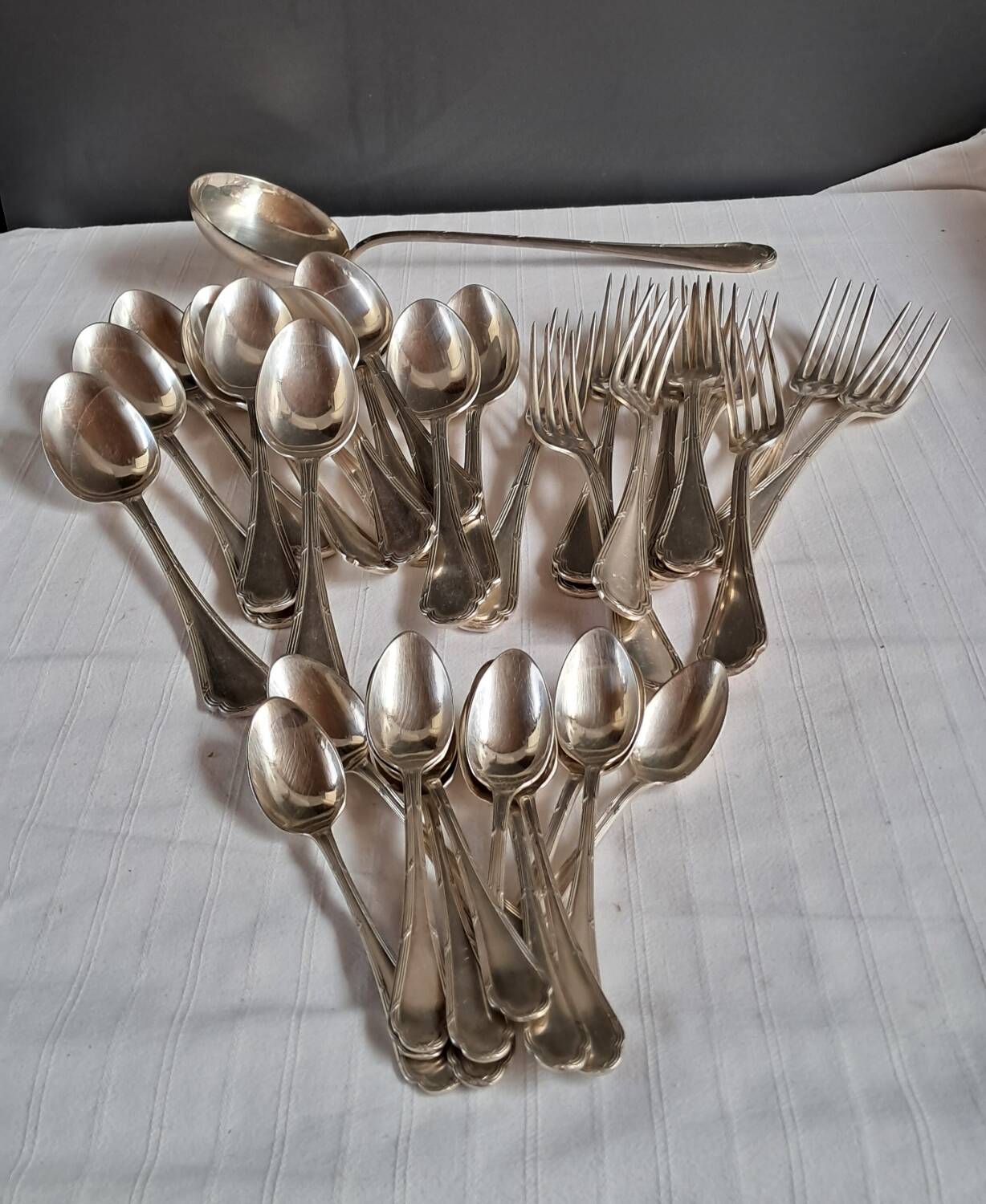 37-piece cutlery set in the liner style