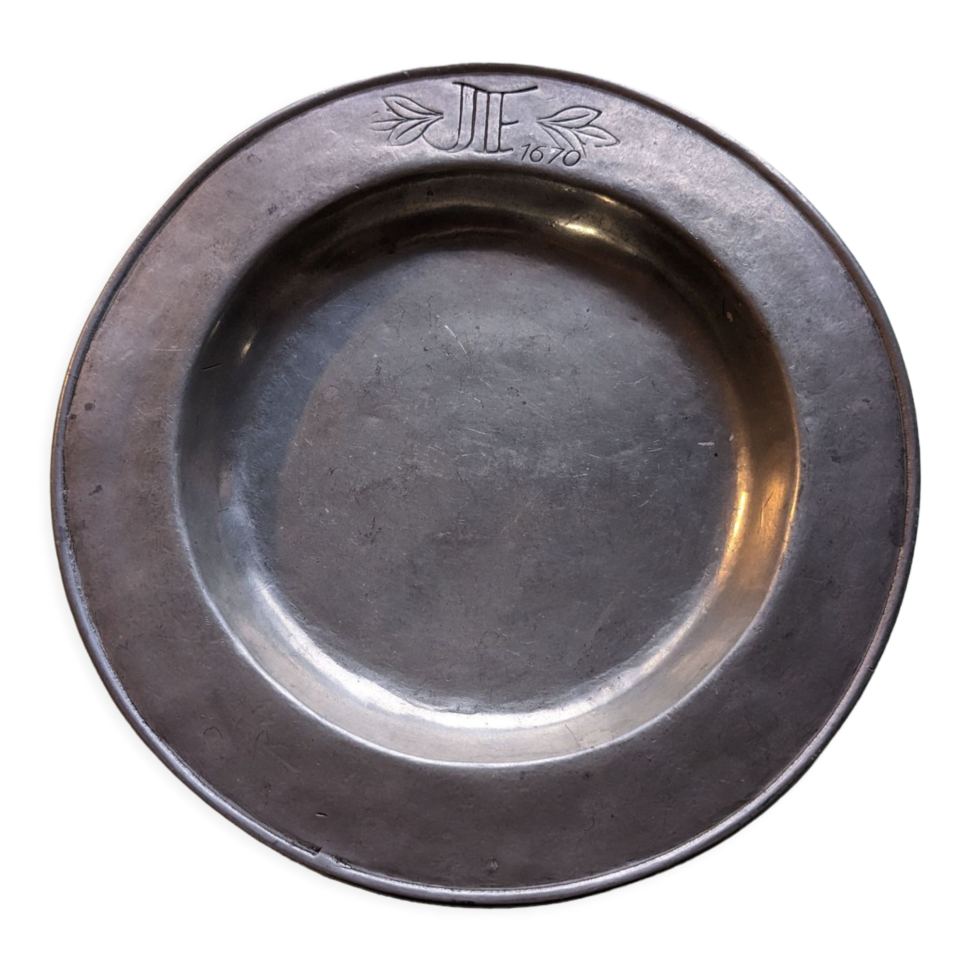 Assiette en étain marquée JF 1670