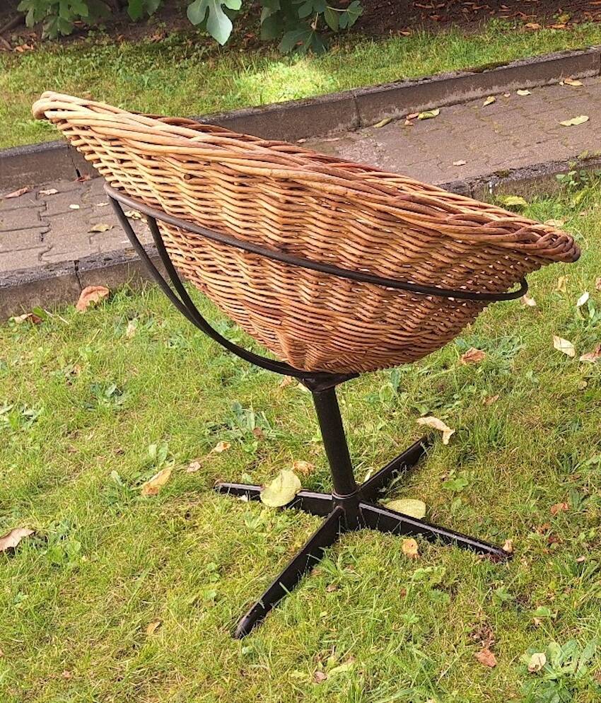 Chaise pod pivotante en rotin et fer, années 1960