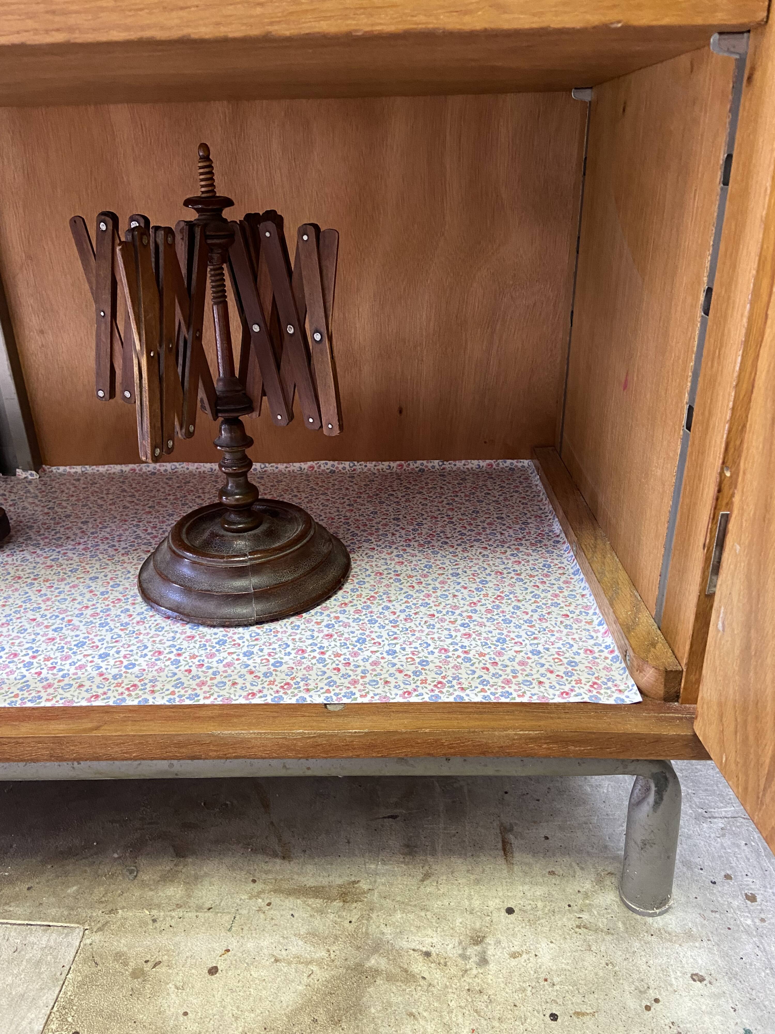 Armoire d'école vintage