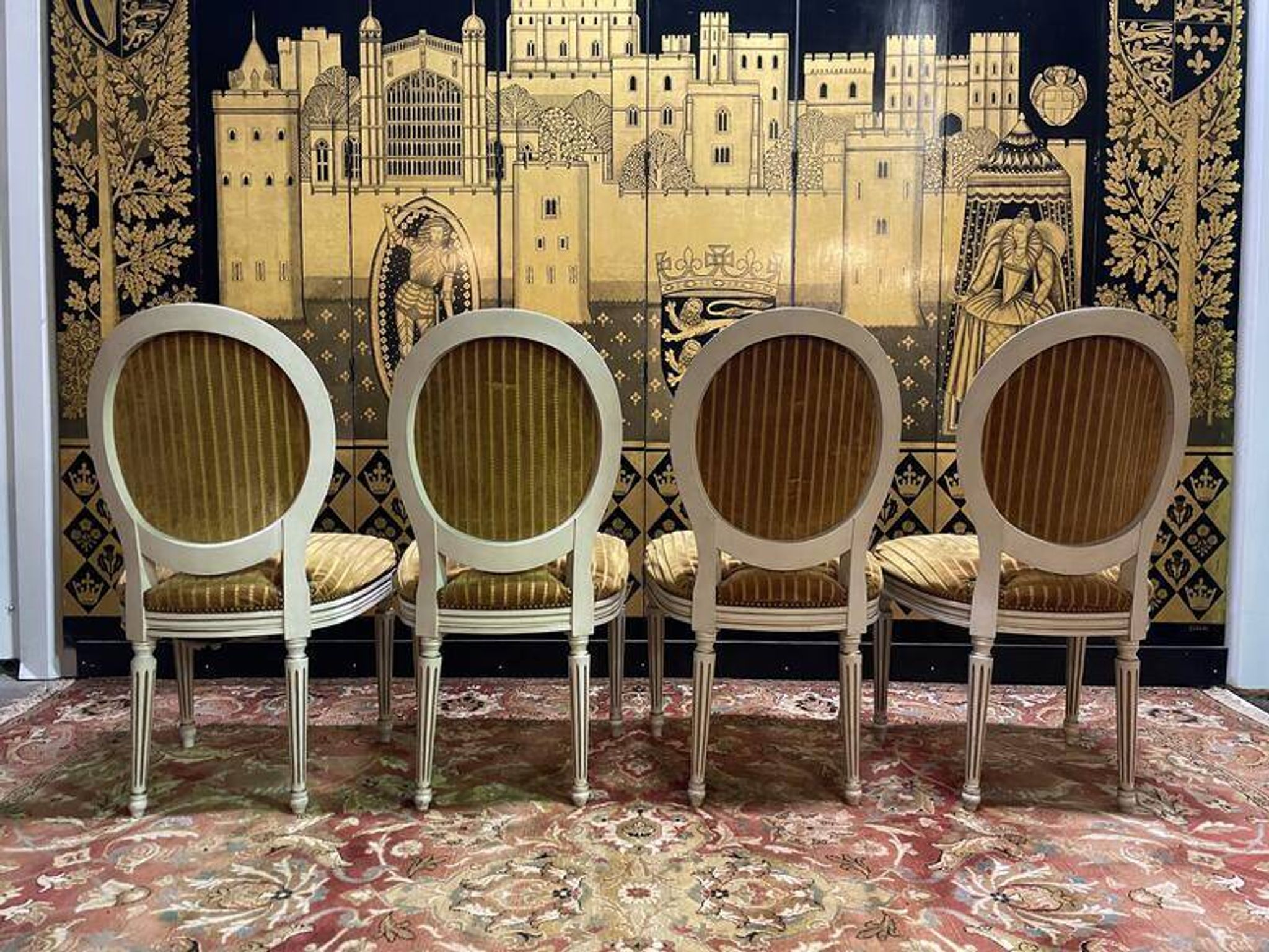 Suite de 4 chaises médaillons de style Louis XVI