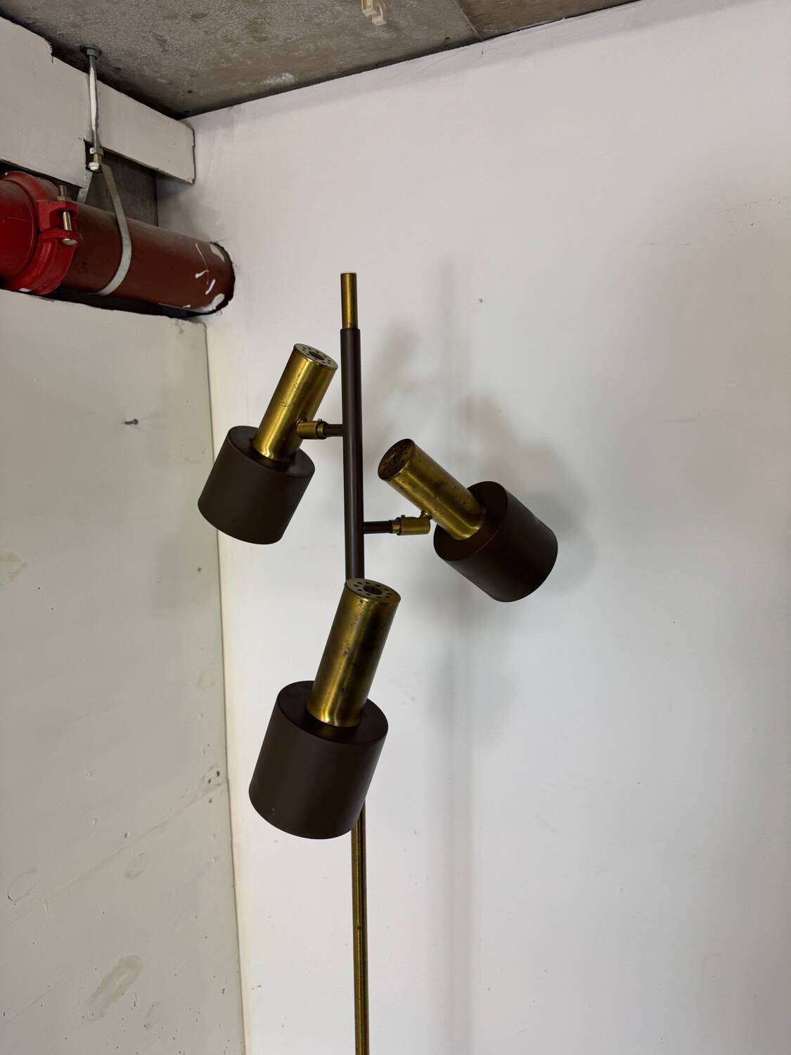 Lampadaire vintage moderniste marron et laiton à 3 spots, années 1960