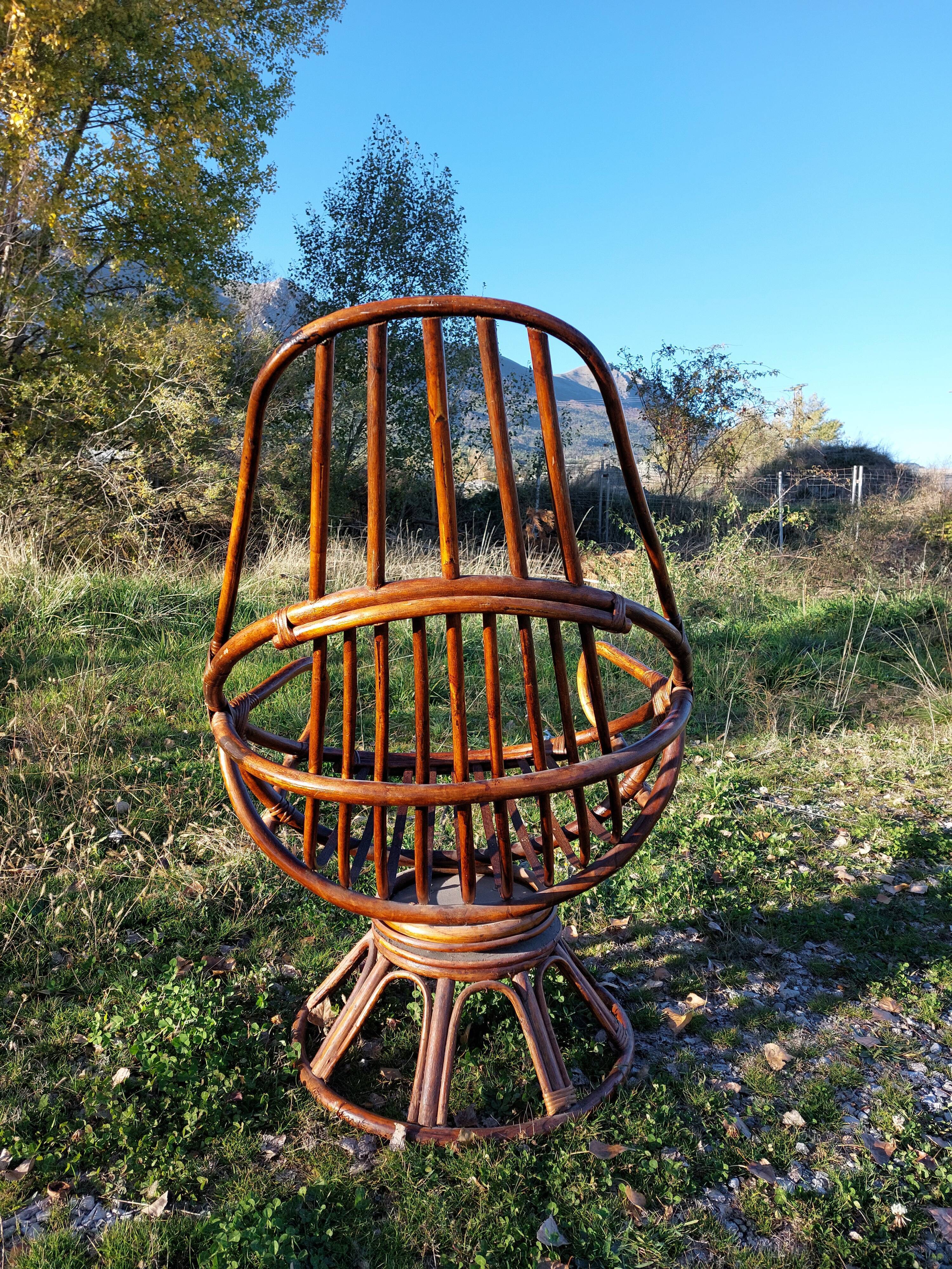 Fauteuil vintage pivotant en bambou et rotin