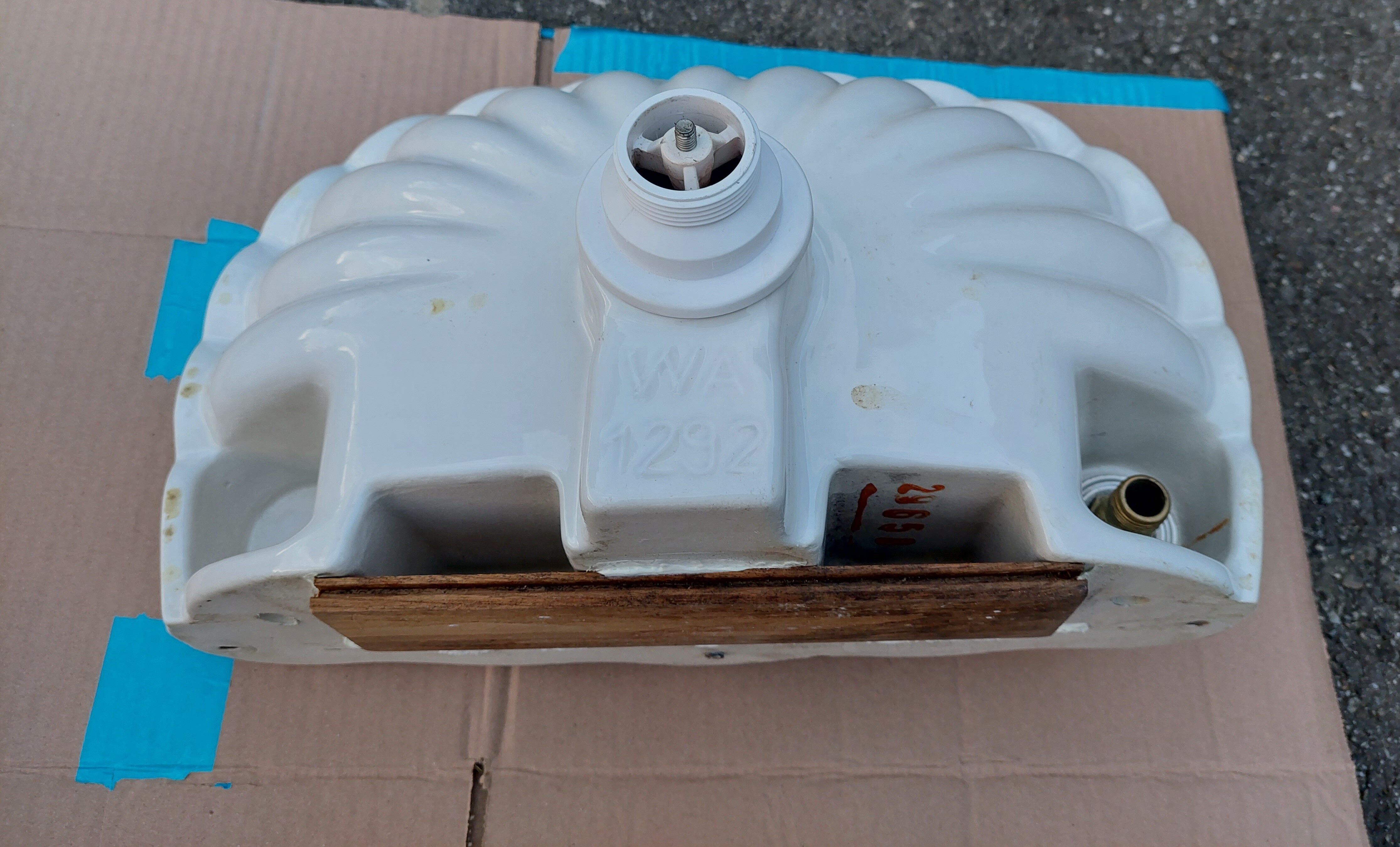 Shell washbasin old porcelain