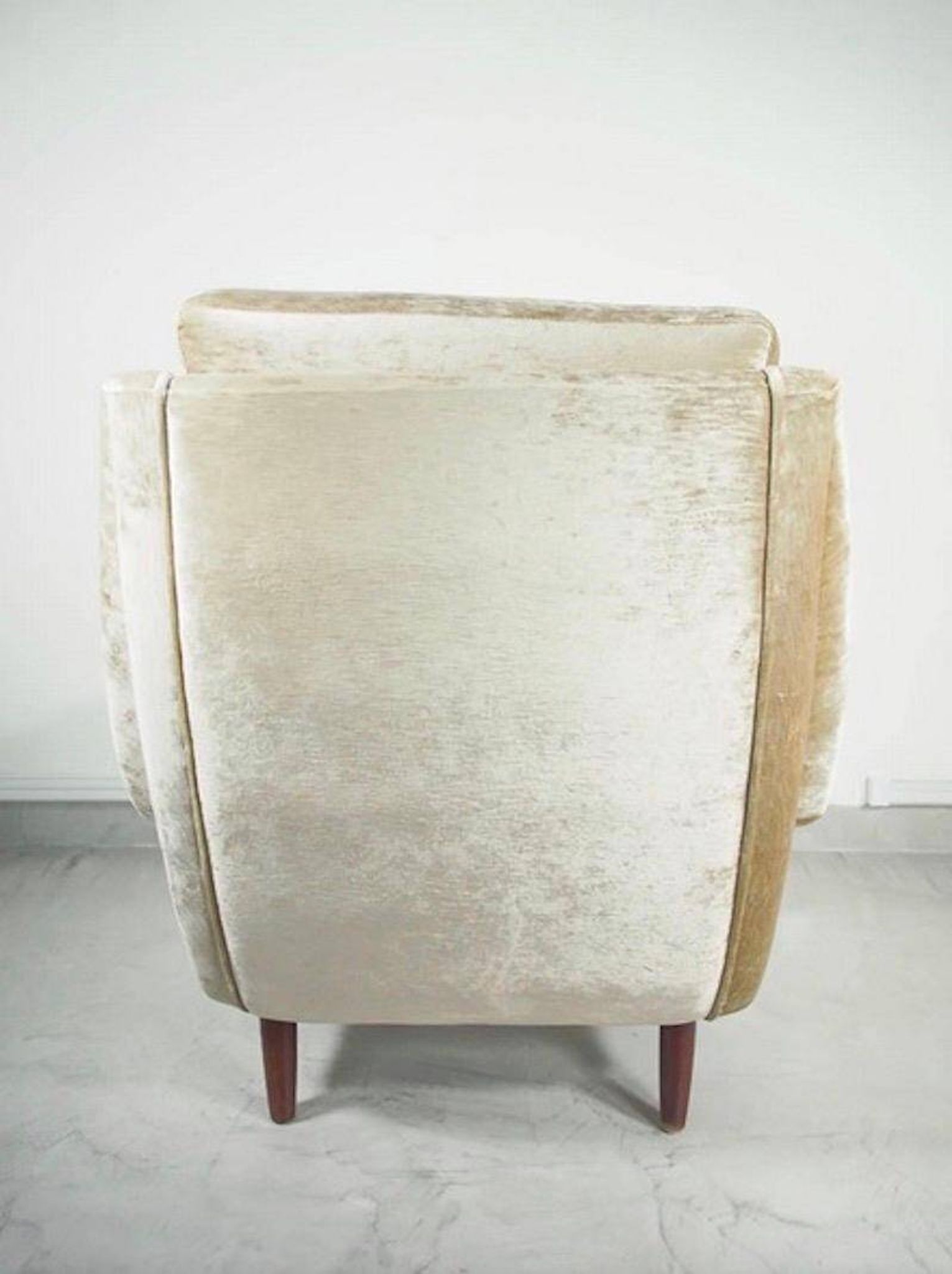 Fauteuil en velours beige danois The Moderns
