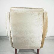 Fauteuil en velours beige danois The Moderns