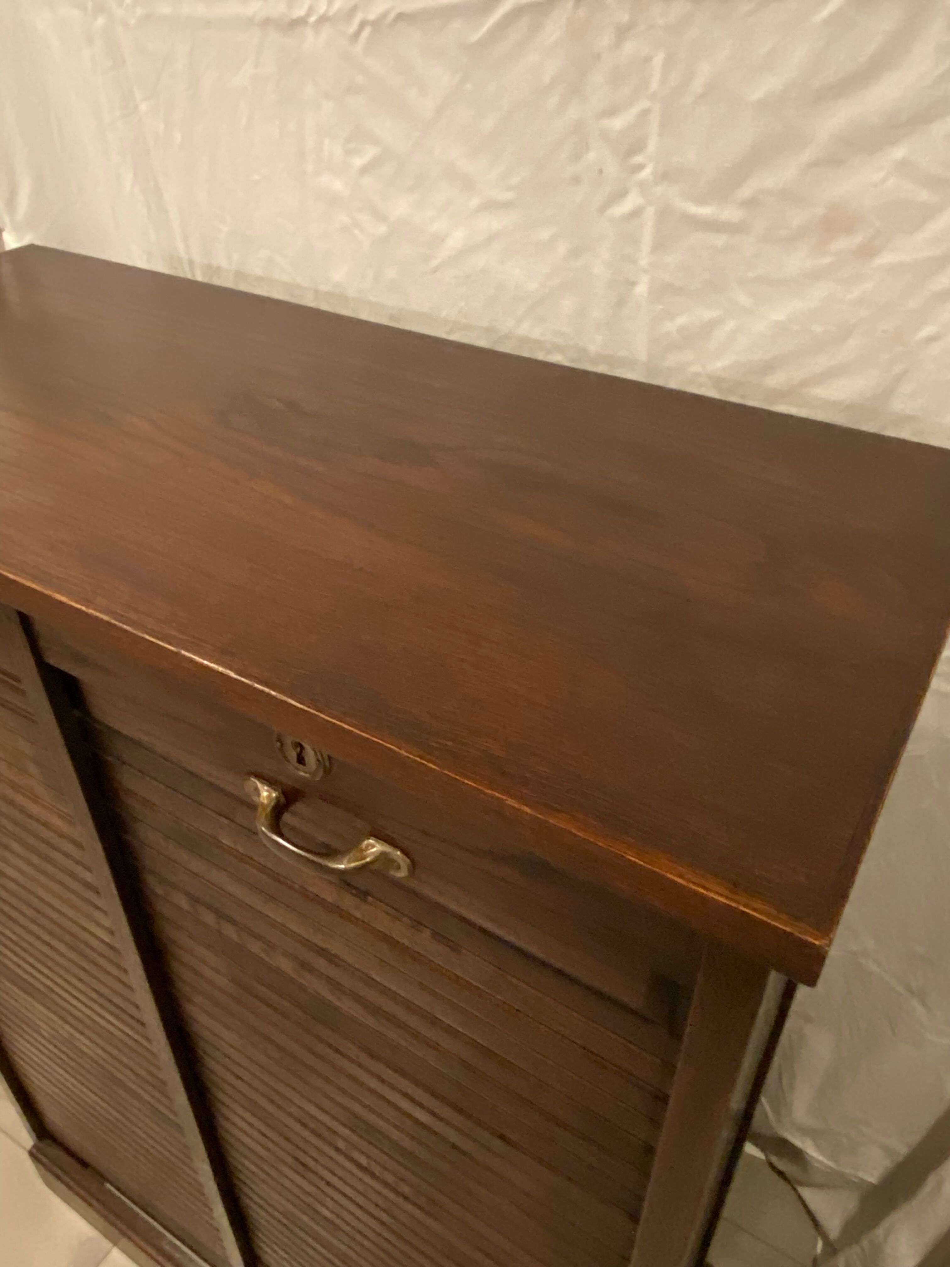 Double curtain cabinet